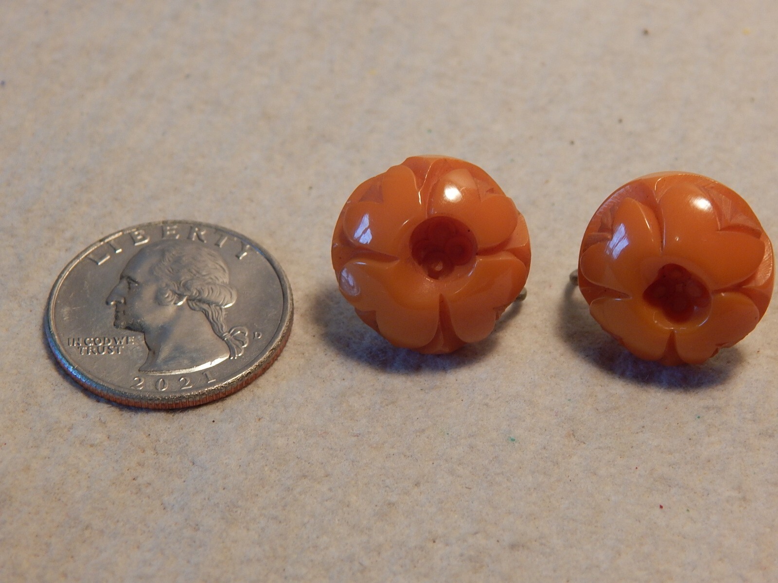 PAIR VTG 1930S TO 1950S BUTTERSCOTCH CARVED EARRINGS SCREW BACK BAKELITE FLOWER