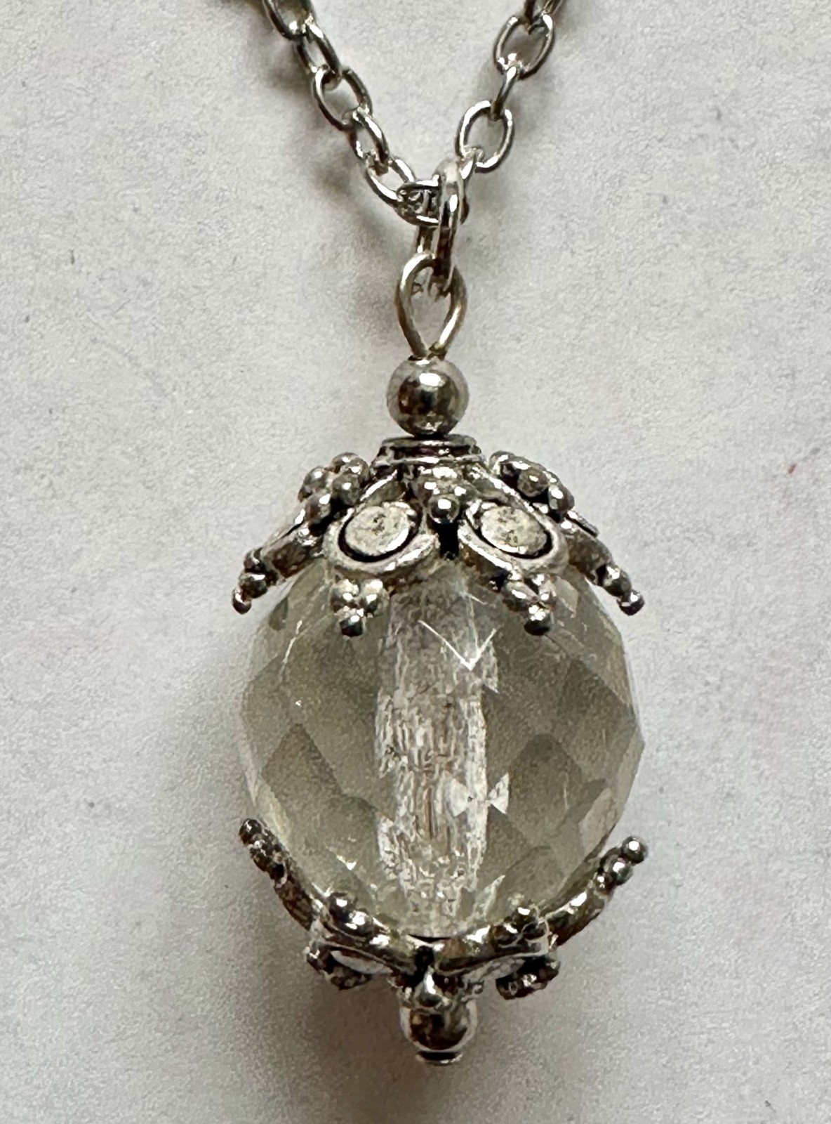VINTGE GLASS FACETED W SILVER DECORATIVE BICONES PENDANT 1″ NECKLACE 20″