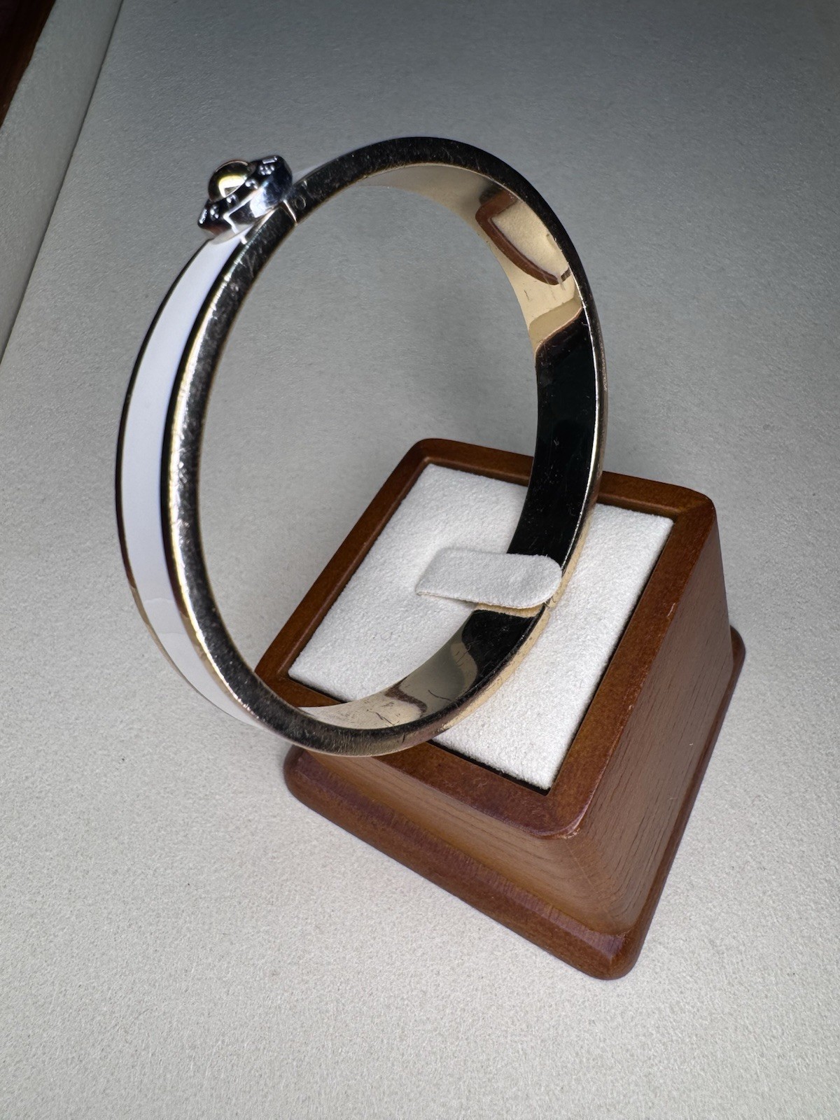 Henri Bendel White Enamel Screw Motif Bangle Bracelet Gold Tone Hinged Designer
