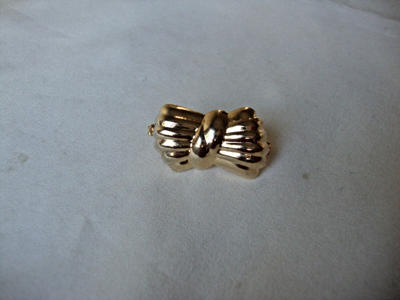 VTG 1970s RIBBON BOW GOLD TONE HINGED W/SAFETY CATCH DRESS/SCARF CLIP