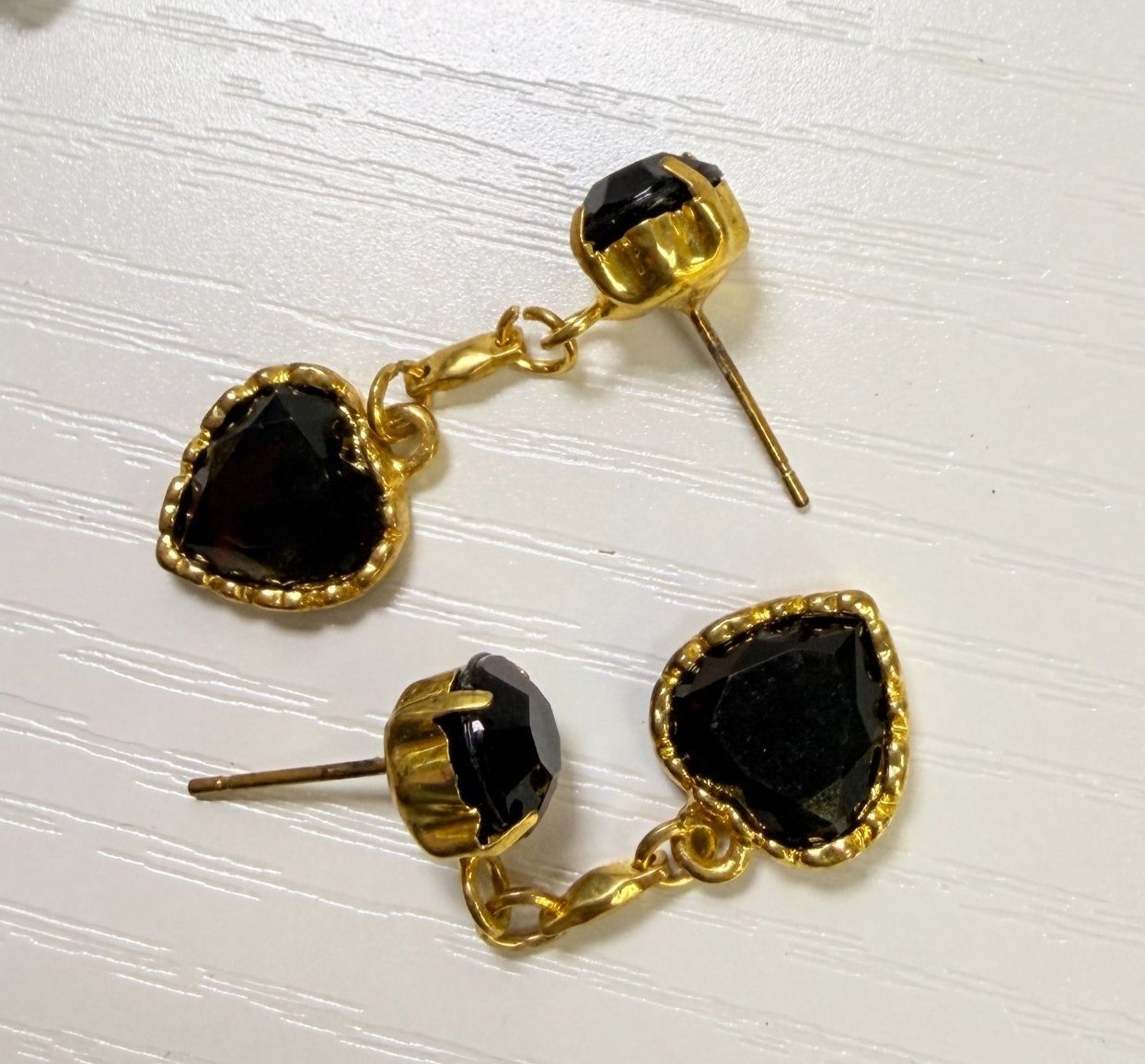 Vintage Faceted Black Heart Drop Earrings Gold Tone Dangle Elegant Classic Retro