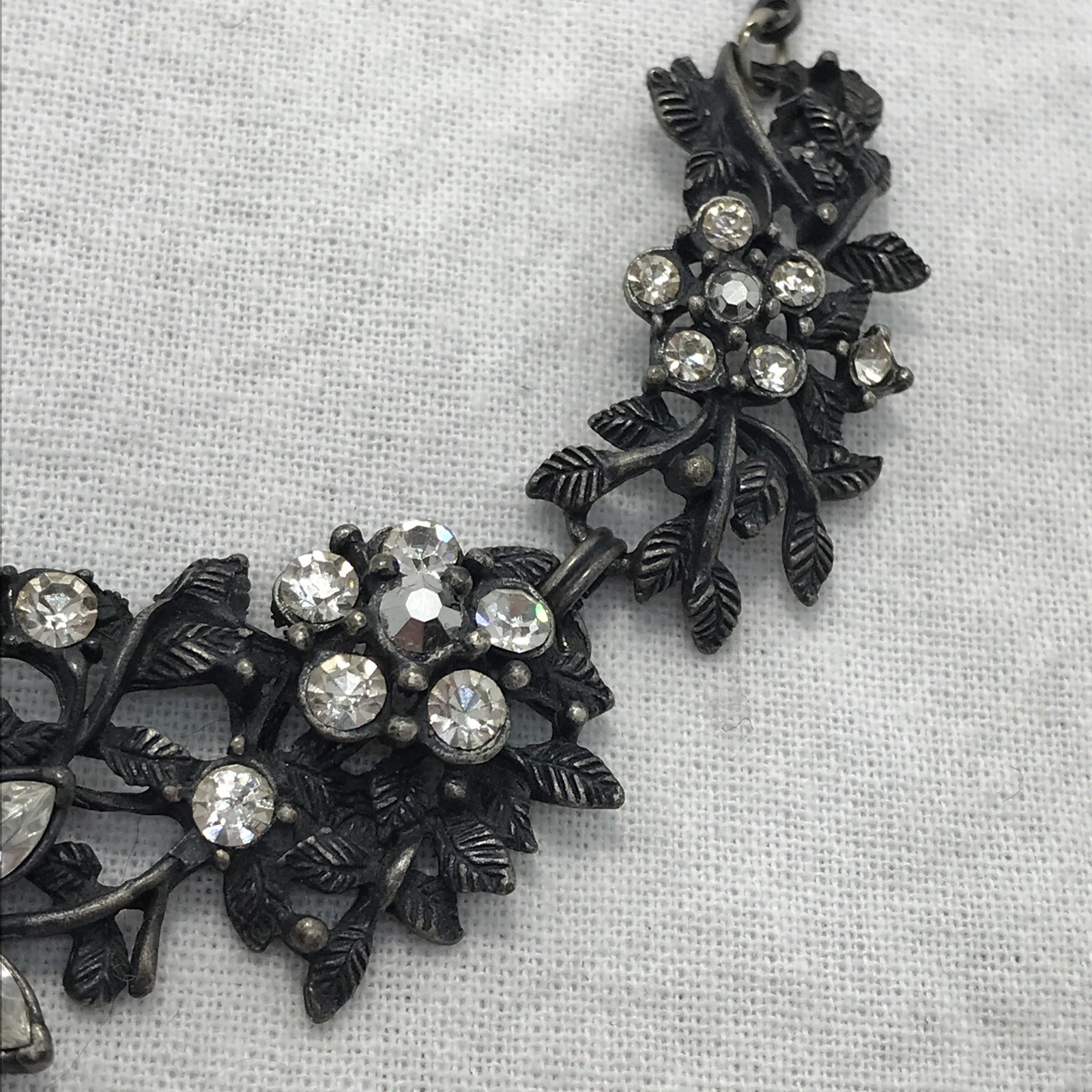 Vintag Pewter Tone Floral Design with Clear White Rhinestones Collar Necklace