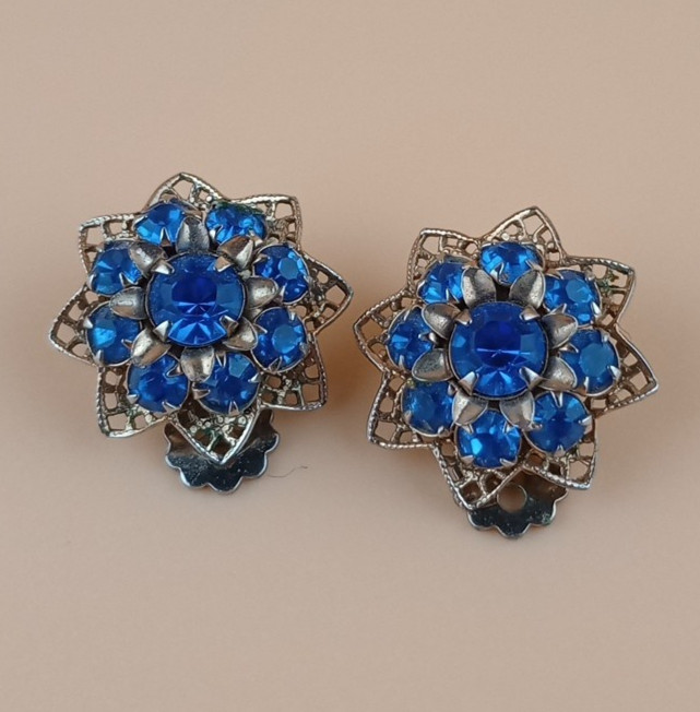 Vintage costume jewelry clip on earrings blue and gold colored metal, work great