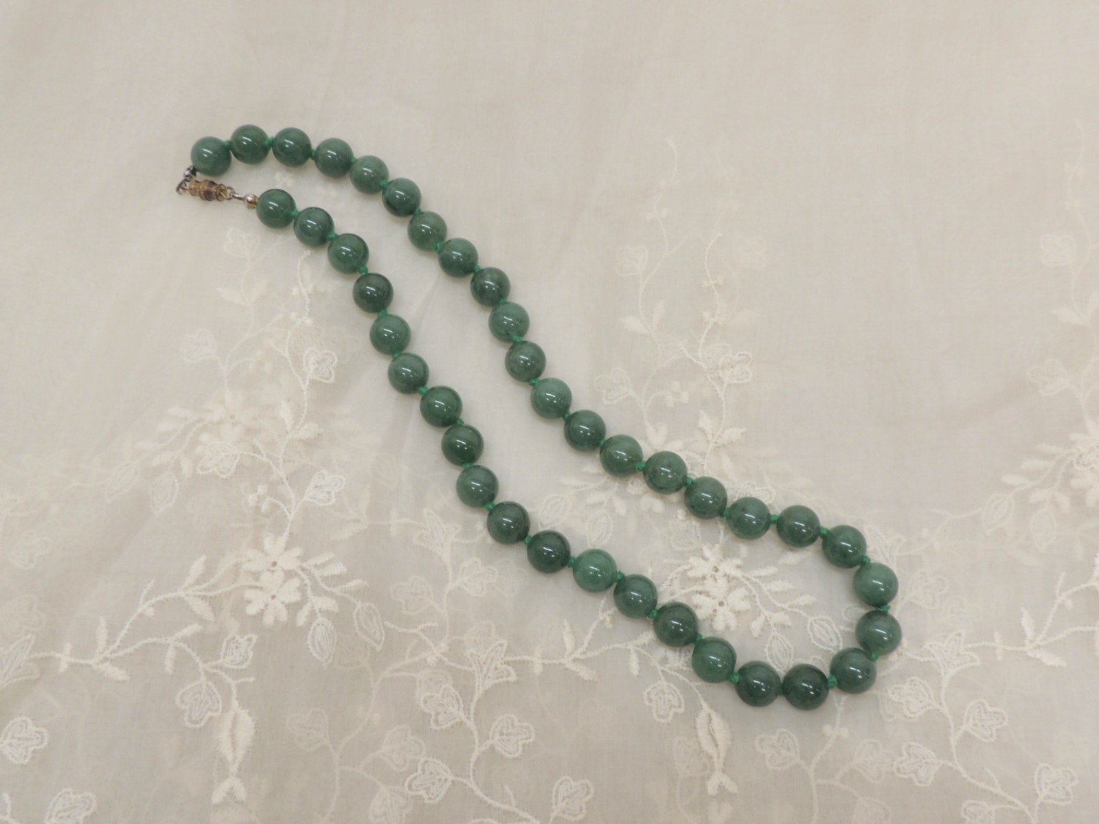 Vtg Dark Green Jade Stone Beaded Knotted Strand Necklace 18″