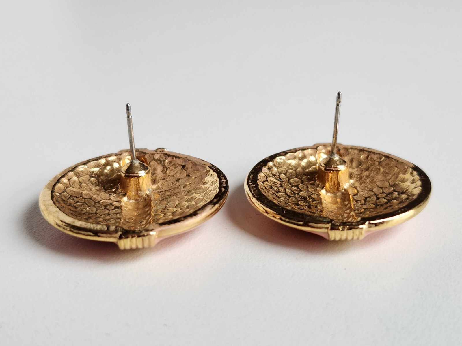Vintage Salmon Color Round Enamel Earrings w Gold Tone Vertical Grooved Lines 1″