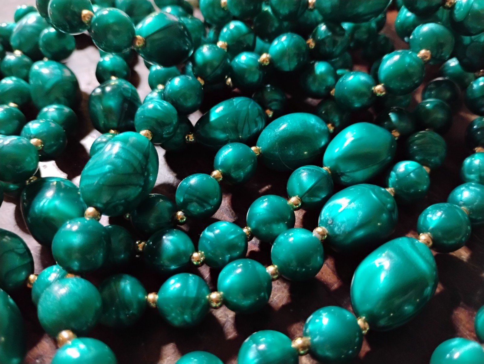 VTG Extra Long Flapper Style Vivid Green Bead Necklace