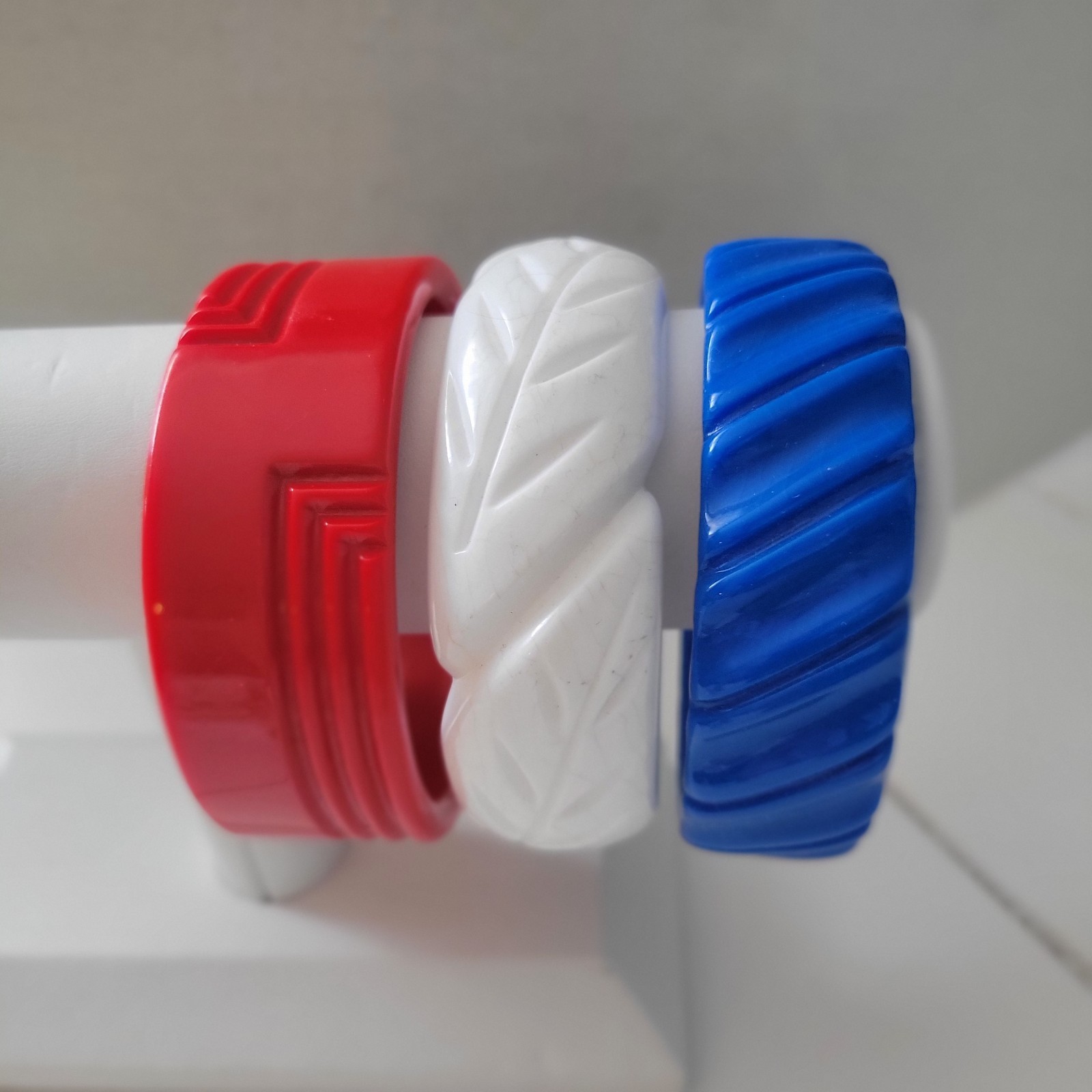 Vintage Red White & Blue Carved Lucite Wide Bangle Bracelets Patriotic Set of 3