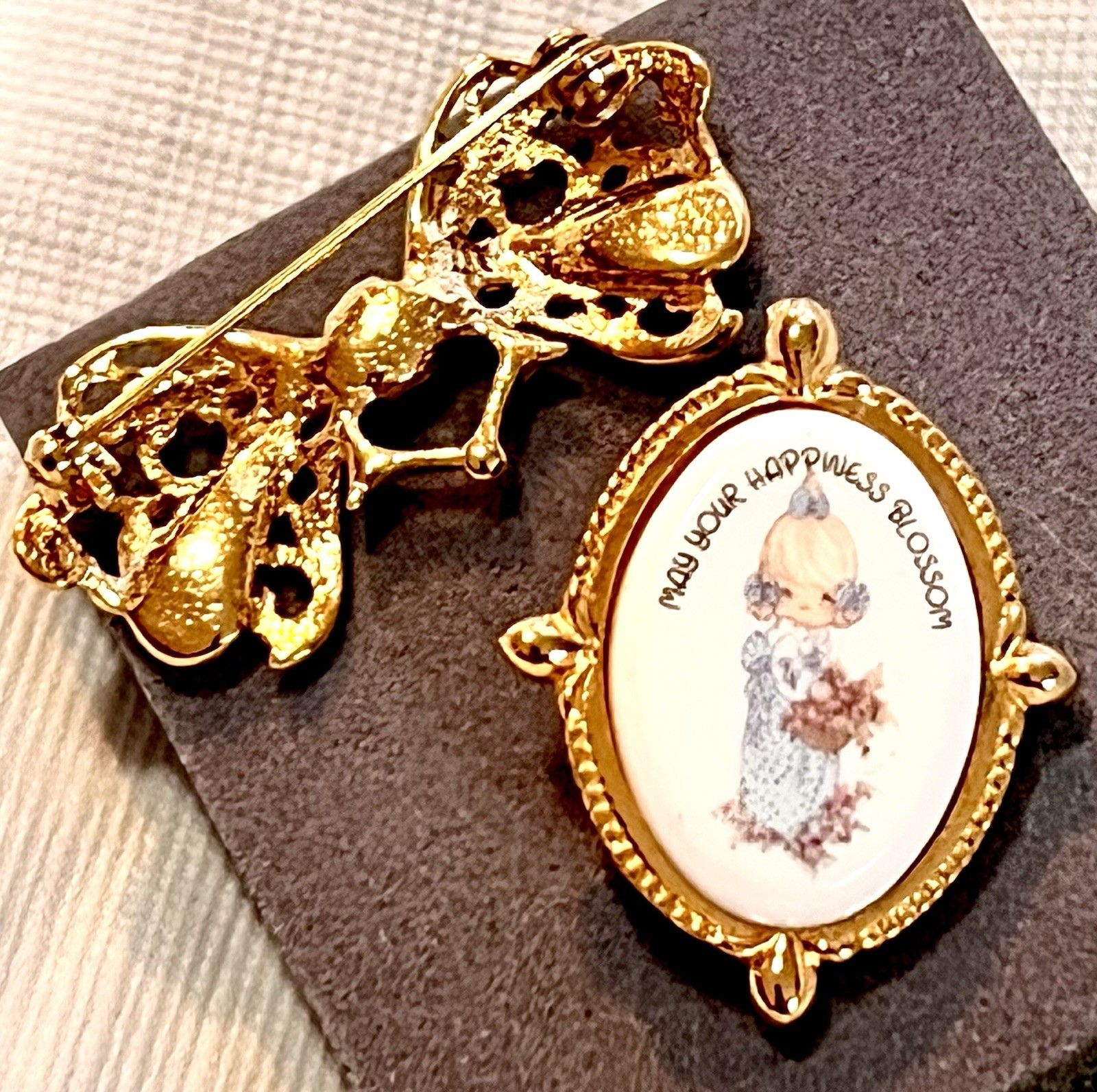 1999 PRECIOUS MOMENTS NECKLACE BROOCH Pin NOS By Avon “May Your Happiness Bloom”