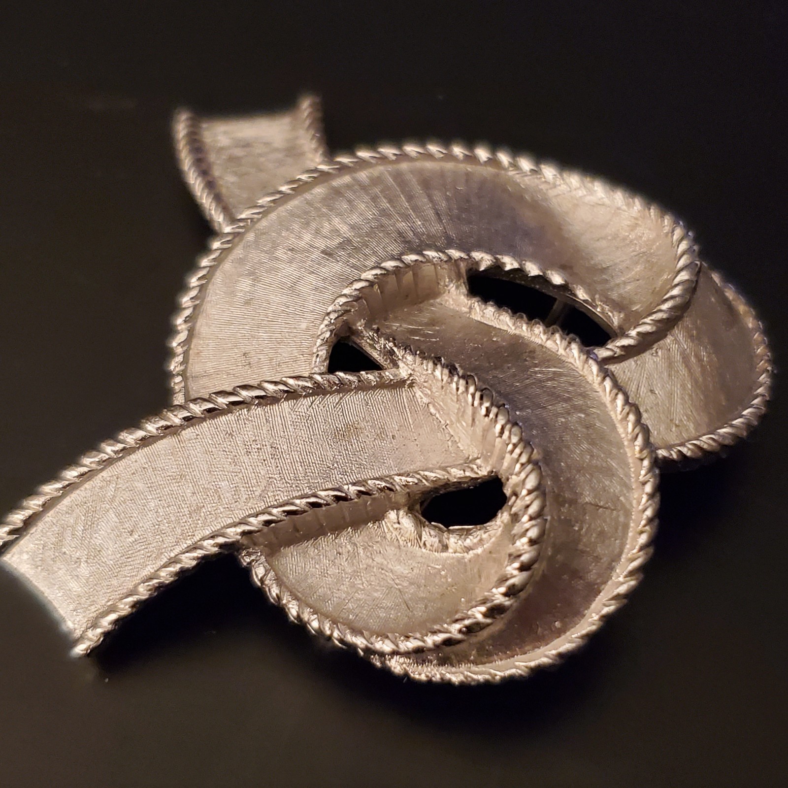 Vtg Crown Trifari 1960’s Brushed Silver Tone Ribbon Pretzel Bow 2 ” Brooch Pin