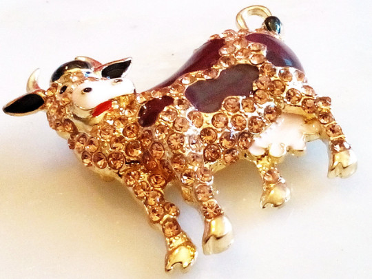 RHINESTONE COW BROOCH!Brown & White Enamel.Sparkling Amber Rhinestones.Gold Tone