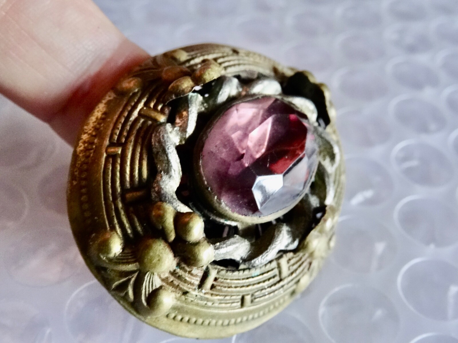 bROOCH ETRUSCAN REVIVAL PURPLE GLASS BRASS SILVER TONE VINTAGE JEWELRY neocurio