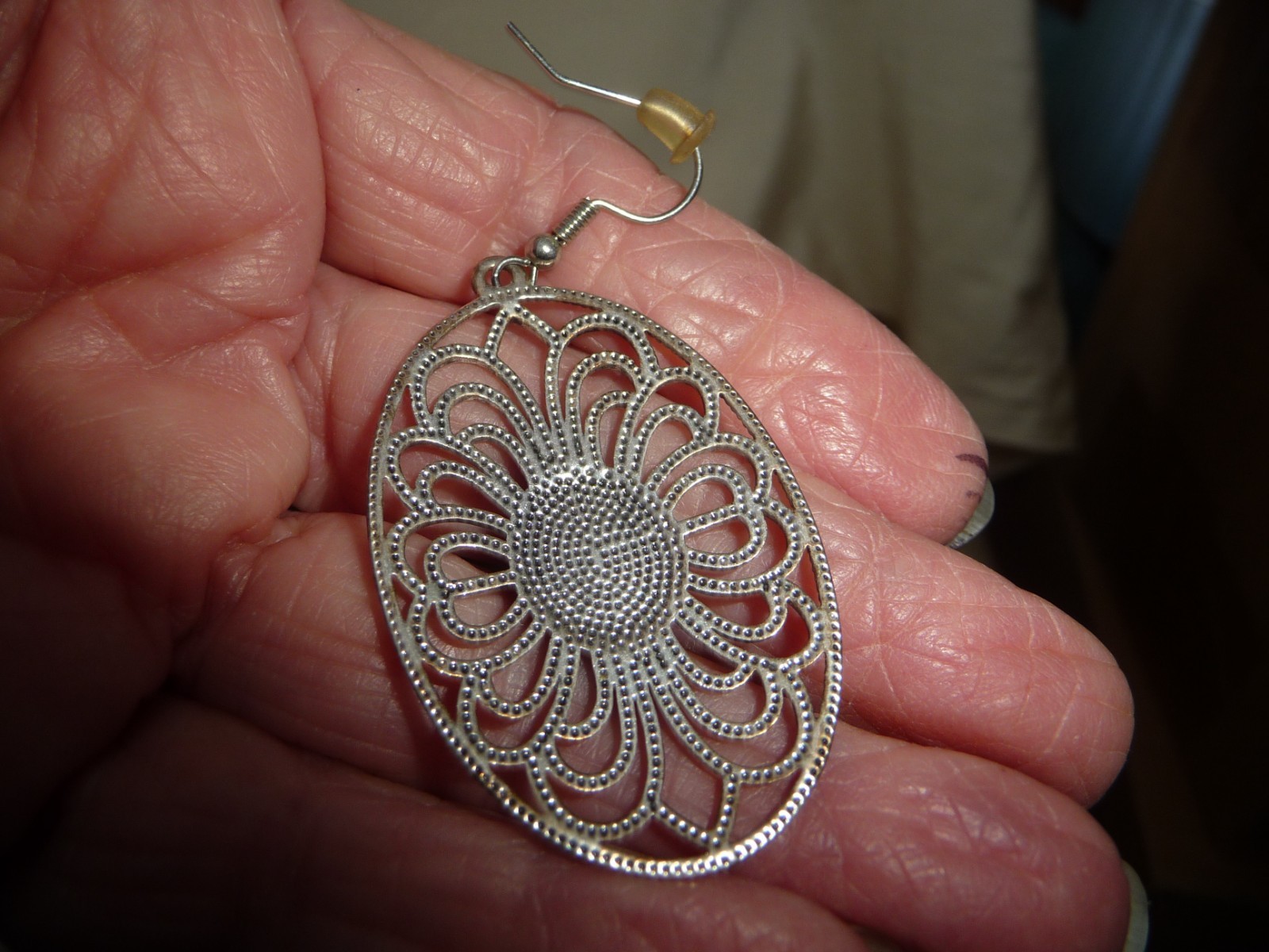 1 3/4″L SILVER TONE OPEN CUT FILIGREE PINK CENTER STONE PIERCED EARRINGS #31/19