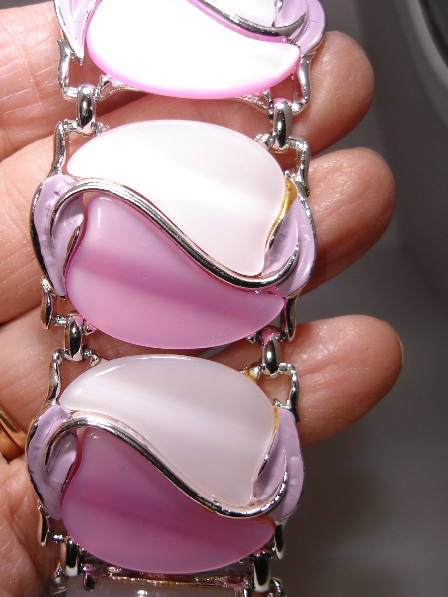 FABULOUS VINTAGE 1950’S PINK & WHITE LUCITE & PURPLE ENAMEL BRACELET & EARRINGS!