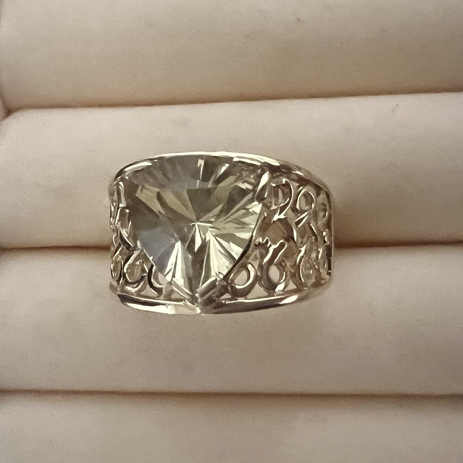 Vintage 14 Karat Yellow Gold Celtic Knot Natural Golden Beryl Ring Size 8.25