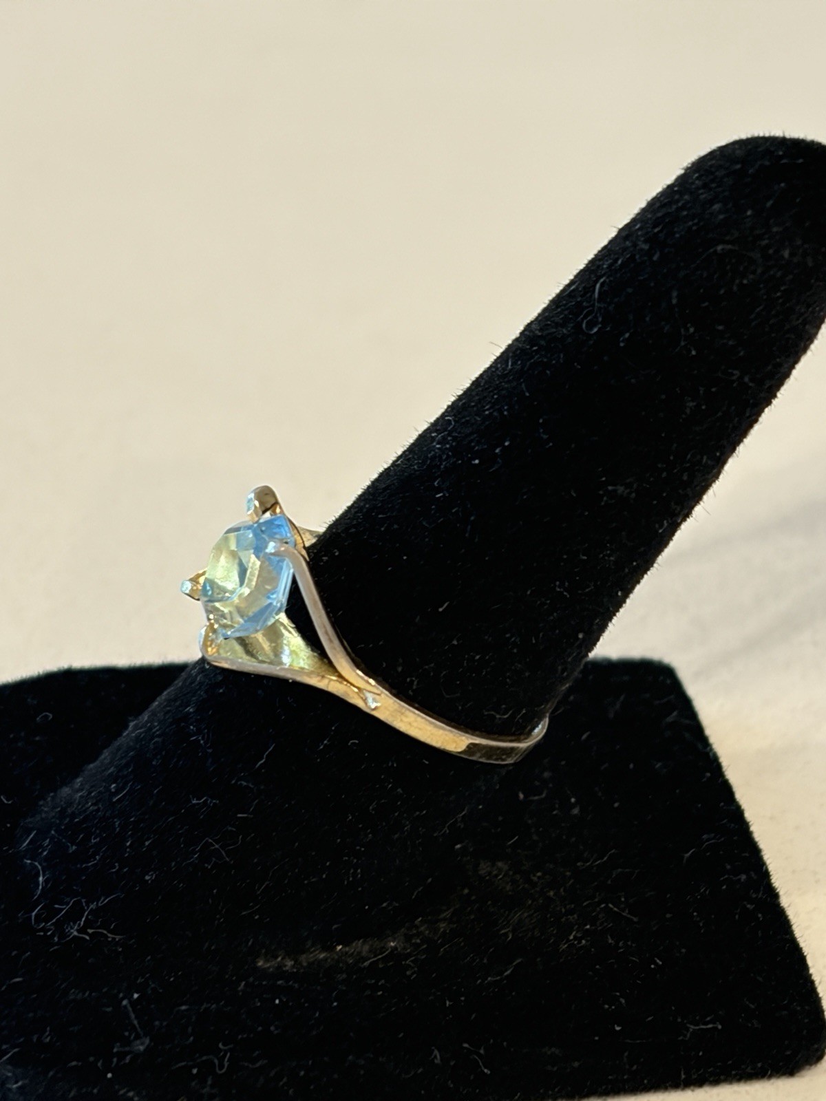 Vintage KARATCLAD 18k HGE Gold Ring size 5.75 Very Pretty Light Blue Stone