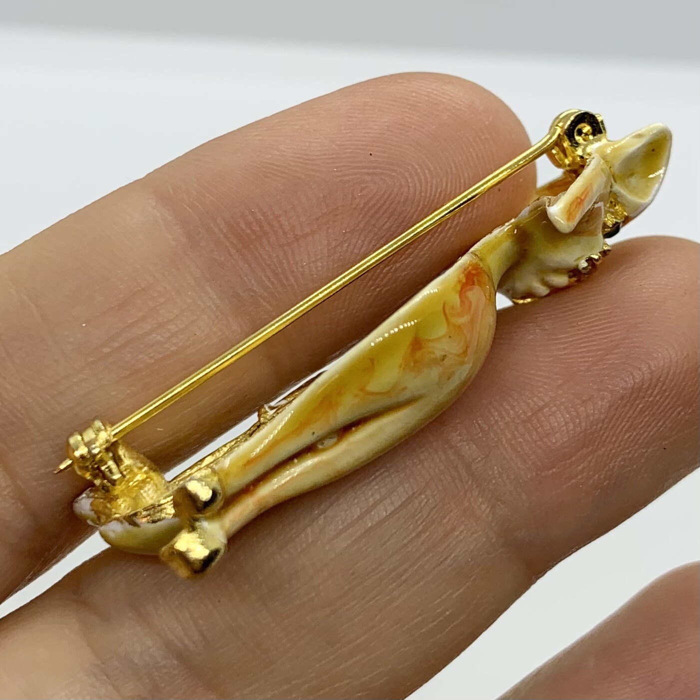 VTG LINDA GAL ORANGE CREAM ENAMEL CAT BROOCH GOLD TONE GREEN CRYSTAL EYES