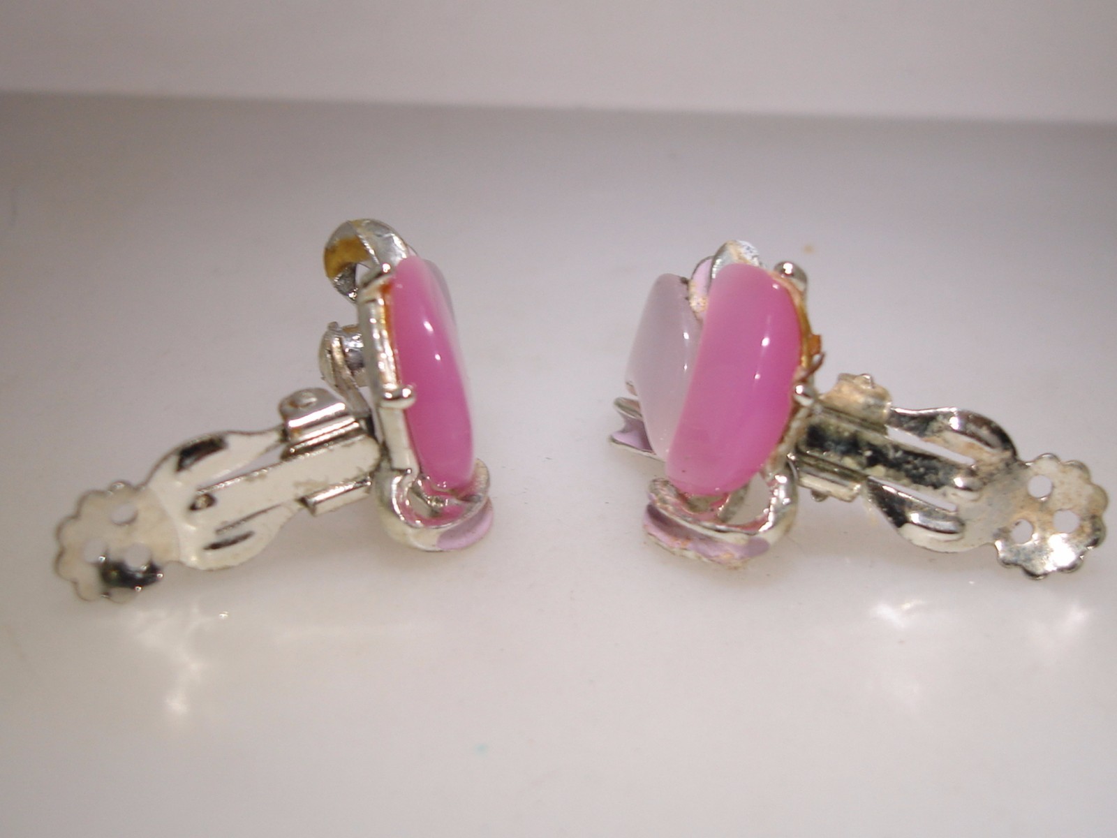 FABULOUS VINTAGE 1950’S PINK & WHITE LUCITE & PURPLE ENAMEL BRACELET & EARRINGS!