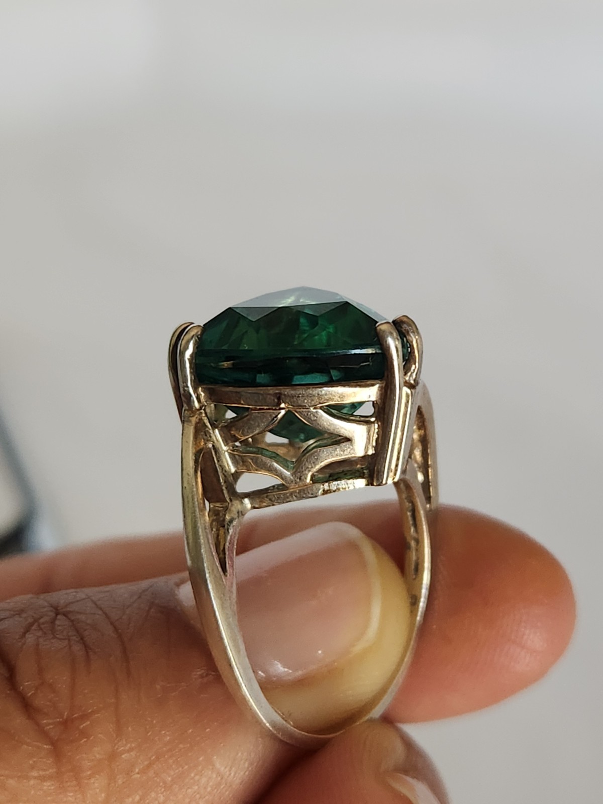 VINTAGE Sterling Silver 925 Trillion Cut Green EMERALD – SIZE 6