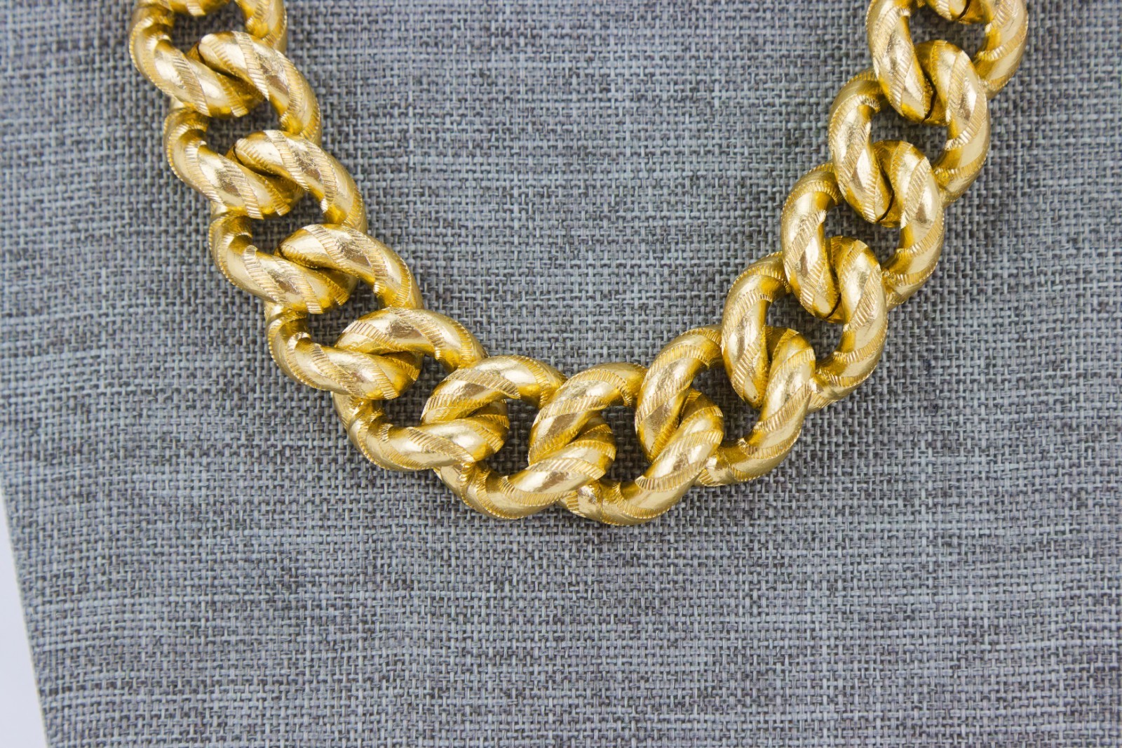 Anne Klein Large Gauge Gold Tone Necklace, Signed, Toggle Closure, 132gr