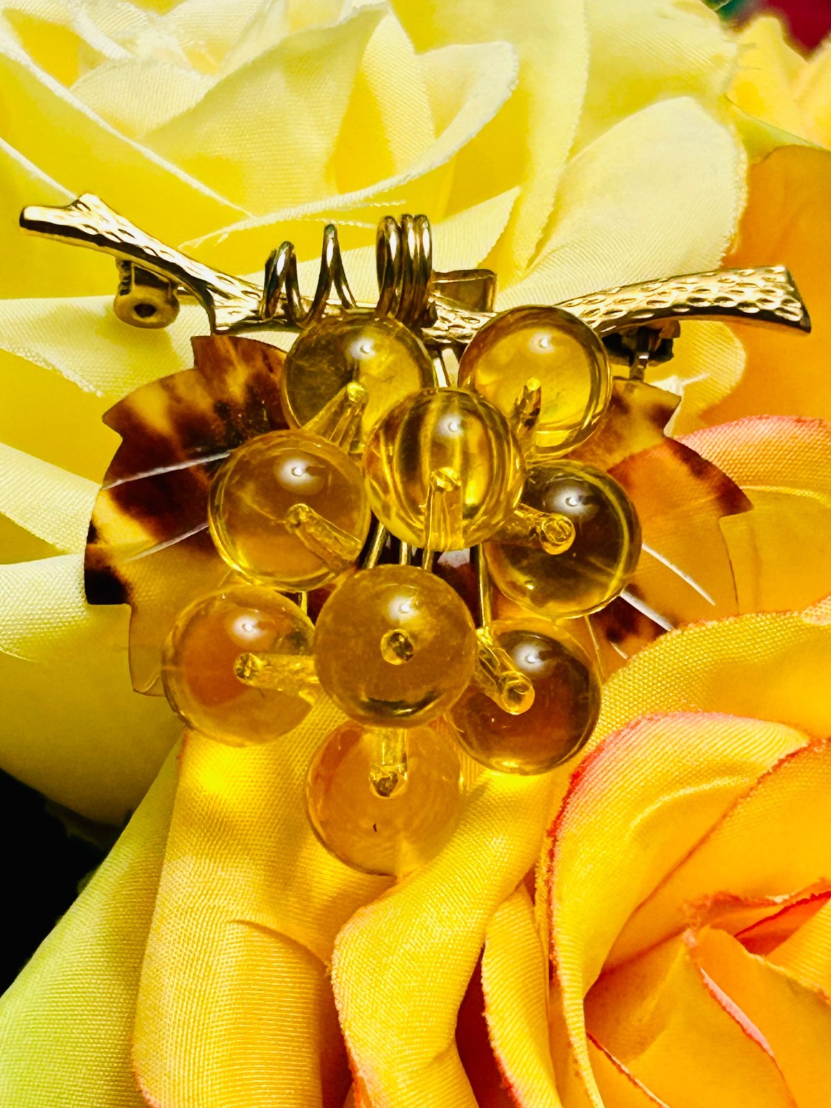 VTG GRAPE CLUSTER LUCITE BROOCH PIN *Apple Juice & Faux Tortoise Grapes Pendant*