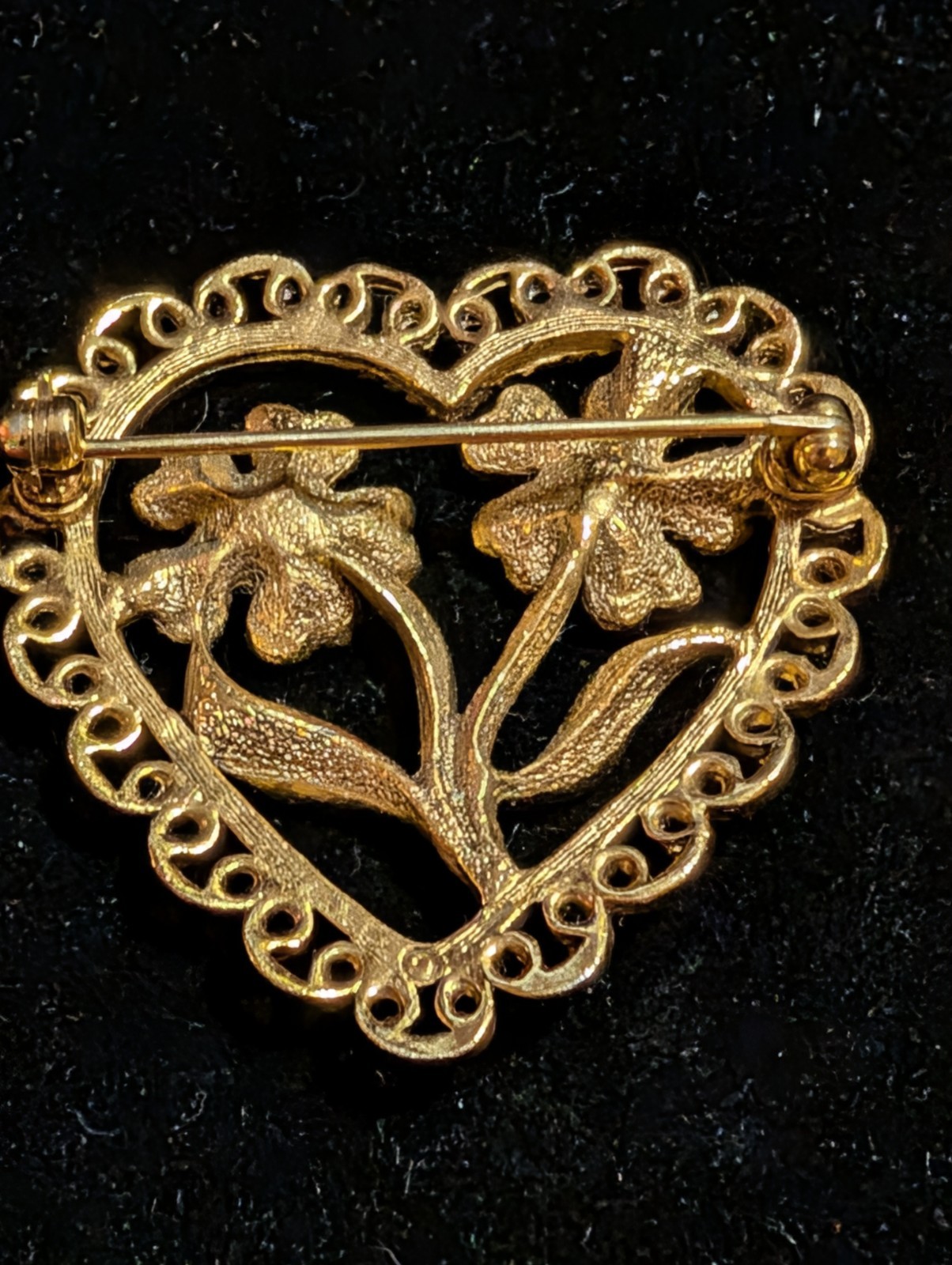 VINTAGE HEART SHAPED GOLD TONE FILIGREE AND FAUX PEARL FLOWER BROOCH