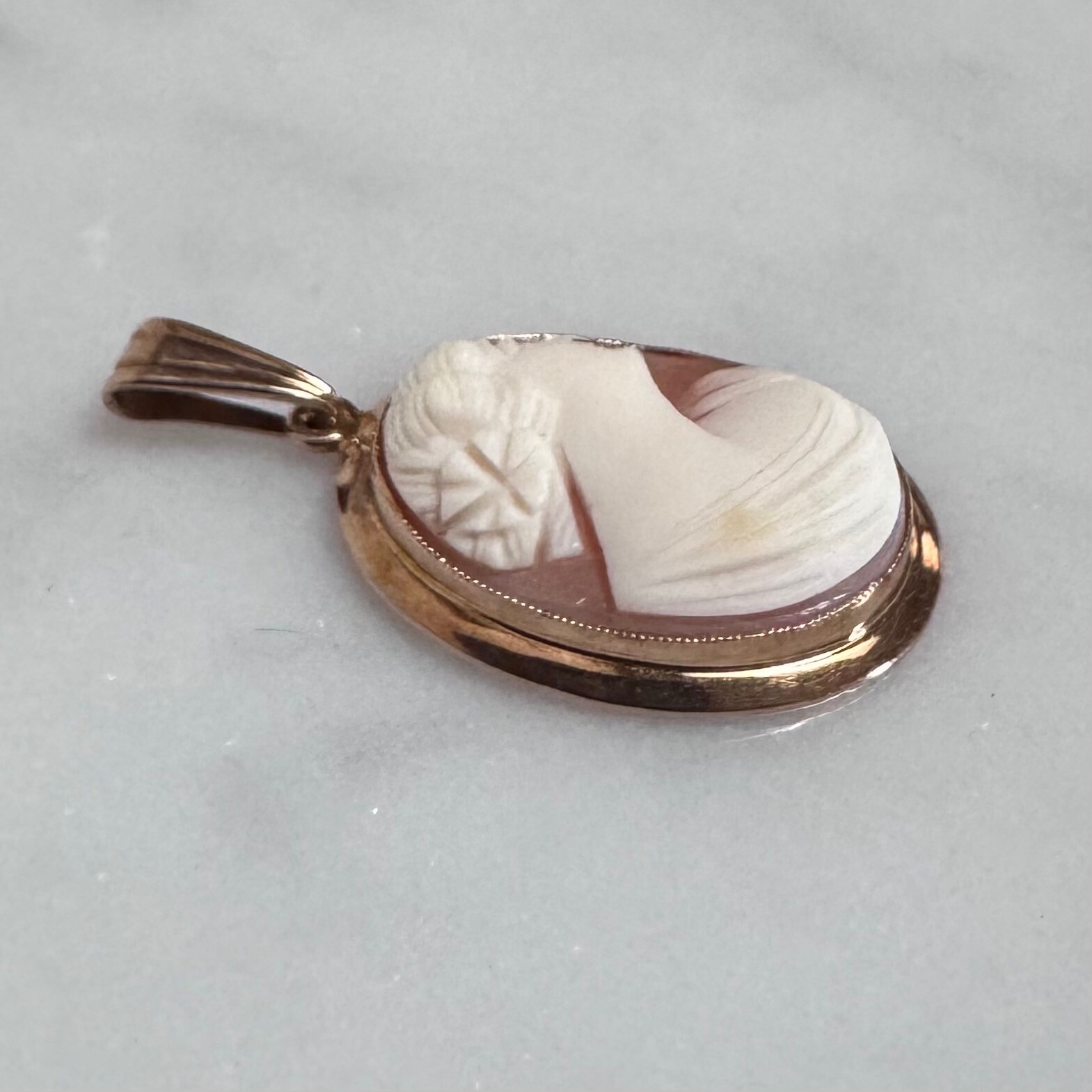 Signed BDA Vintage 10K Yellow Gold Craved Shell Cameo Pendant 3.22 Grams