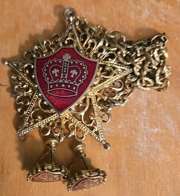 Star Crown Shield Heraldic Necklace & POST EARRINGS 1950’s 1960’s Red Enamel