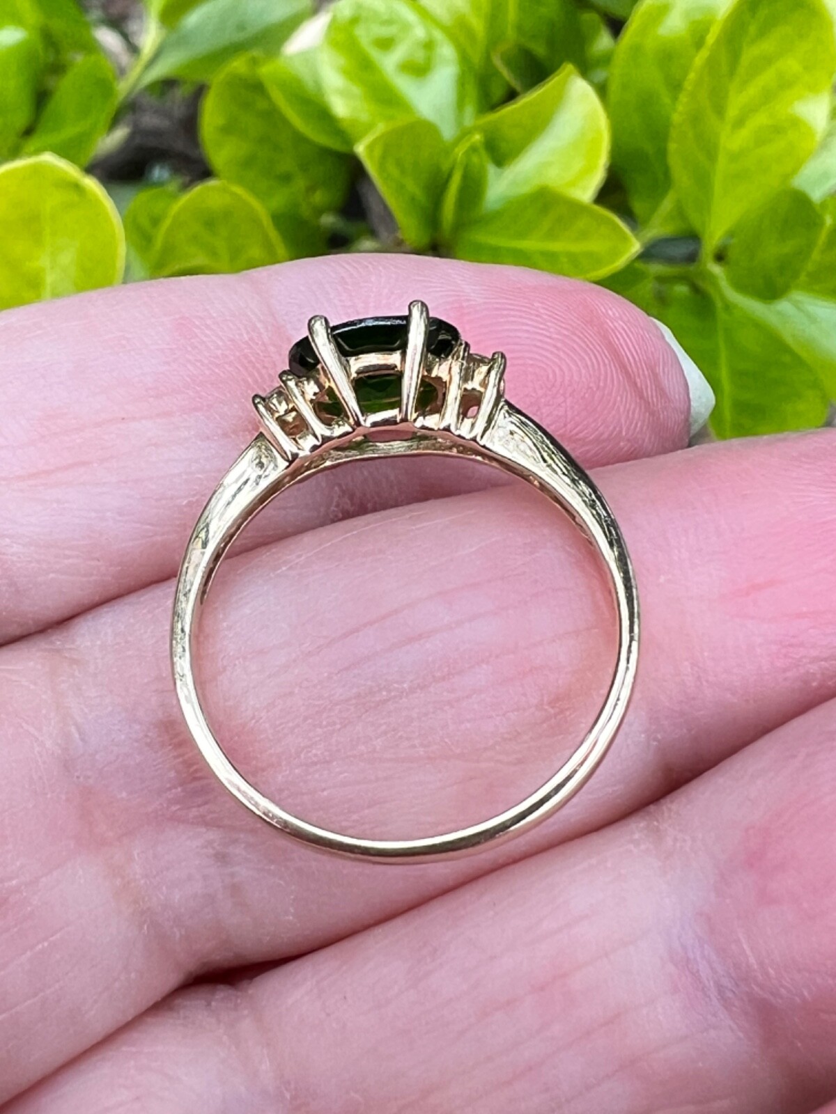VINTAGE 14K GOLD OVAL EAST WEST SET DESIGN DIOPSIDE VIVID GREEN TOURMALINE RING