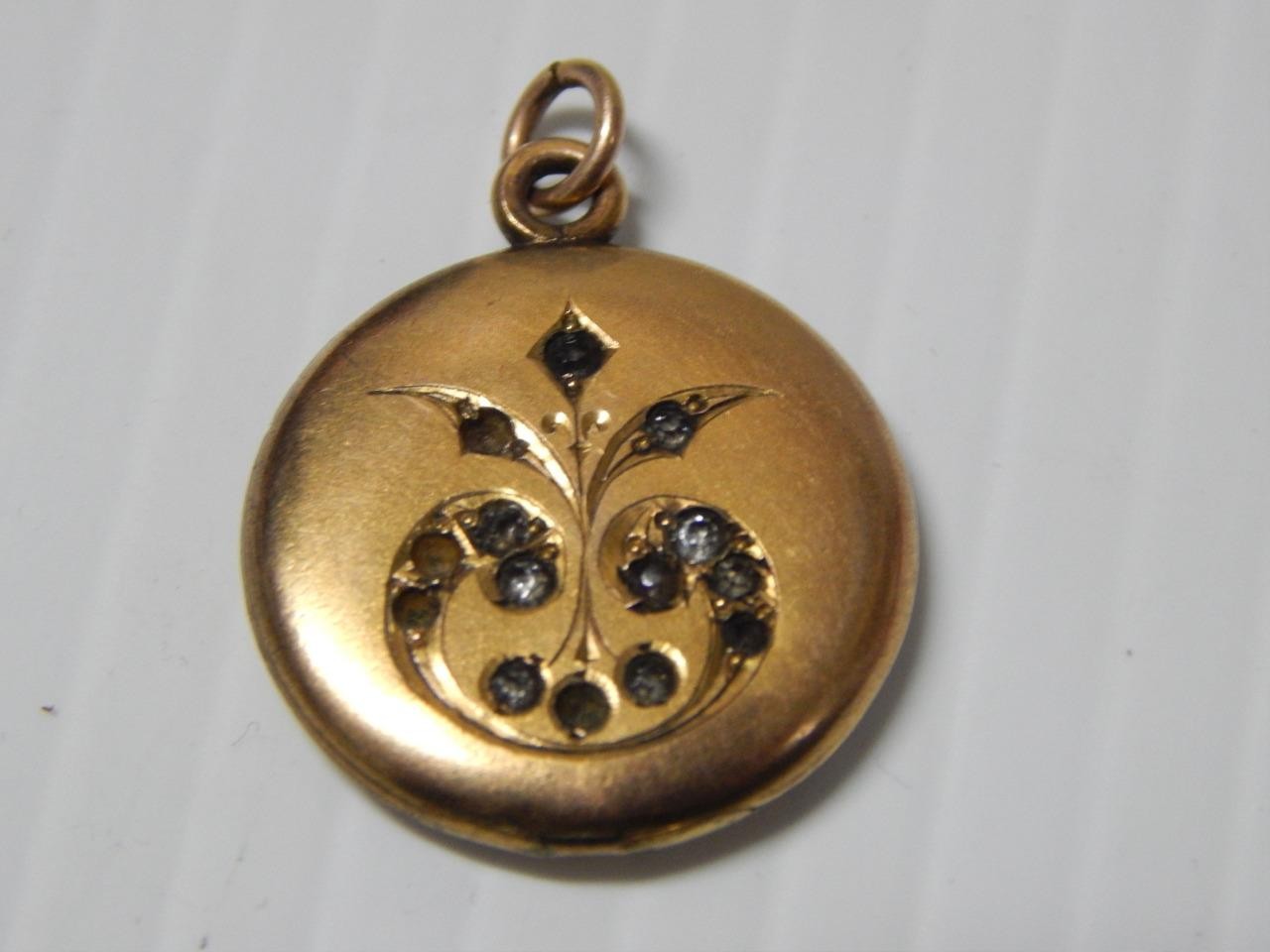 ANTIQUE VINTAGE CIRCULAR / ROUND VICTORIAN GOLD FILLED LOCKET – NICE GIFT !