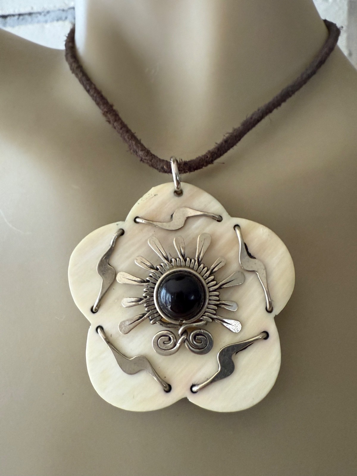 ESTATE BLACK ONYX OR GLASS FLOWER PENDANT SILVER TONE LEATHER CORD NECKLACE 14″