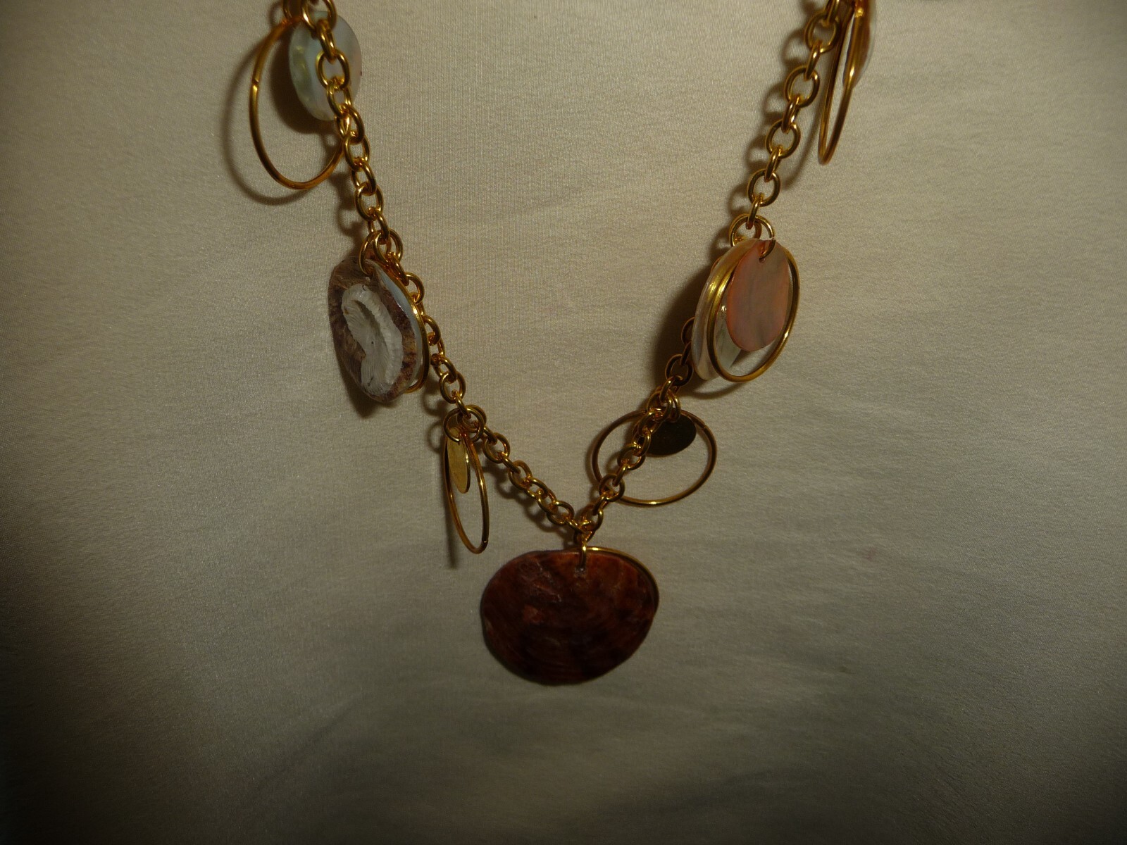 MOP & GOLD TONE DANGLE CIRCLES ON 16″ L GOLD TONE CHAIN NECKLACE #17/12K