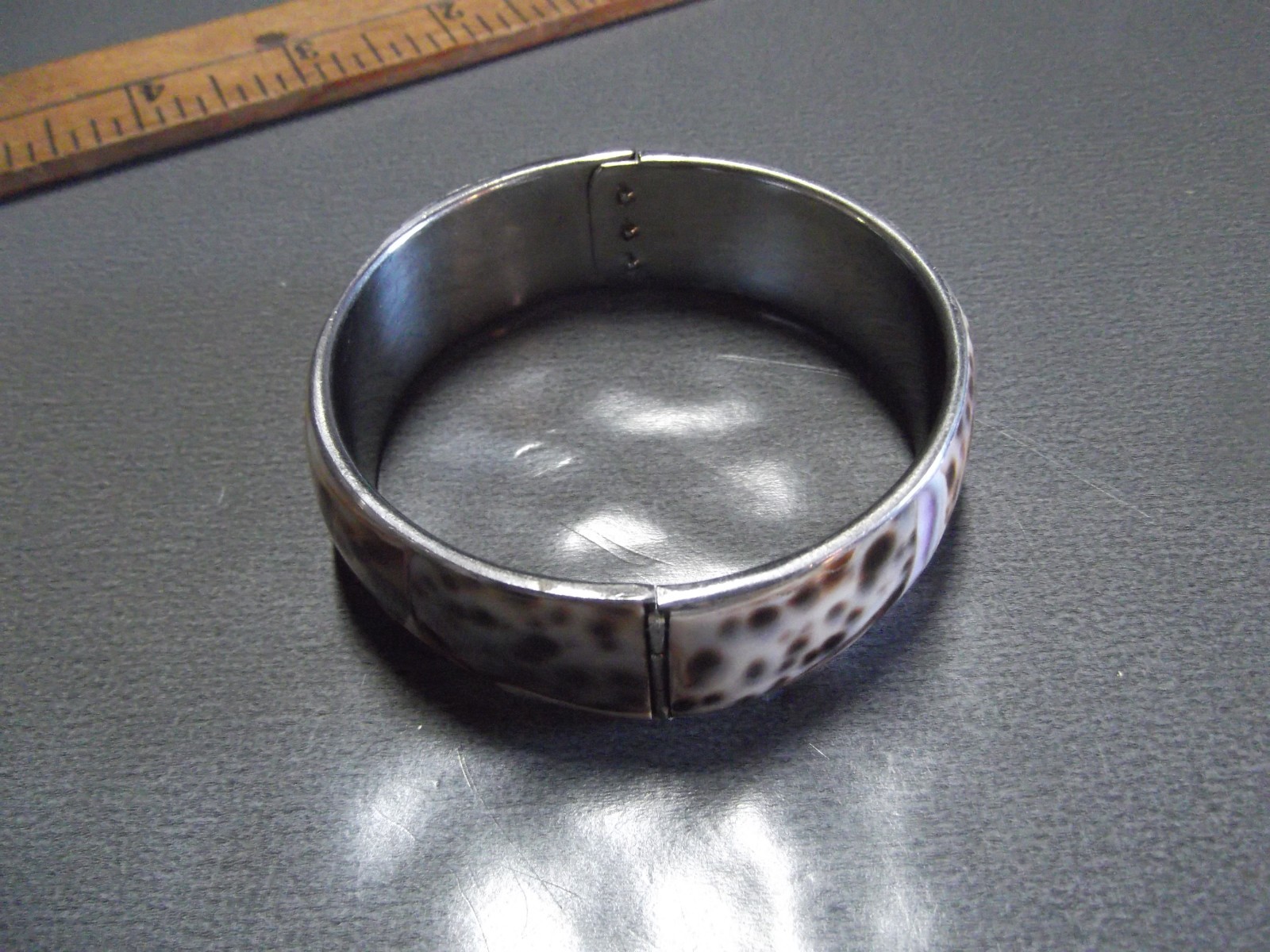 Old and Unique Vtg Shell Brass Bangele Bracelet 2.5″in
