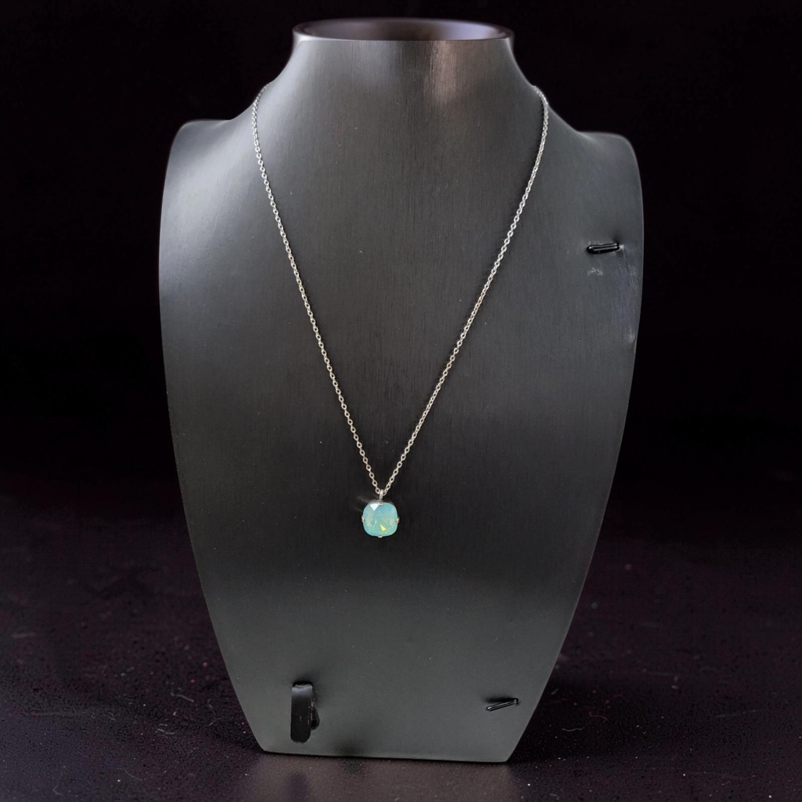 Vintage Kriker de Jewelry Co Beautiful Moonstone 9.5″ necklace.