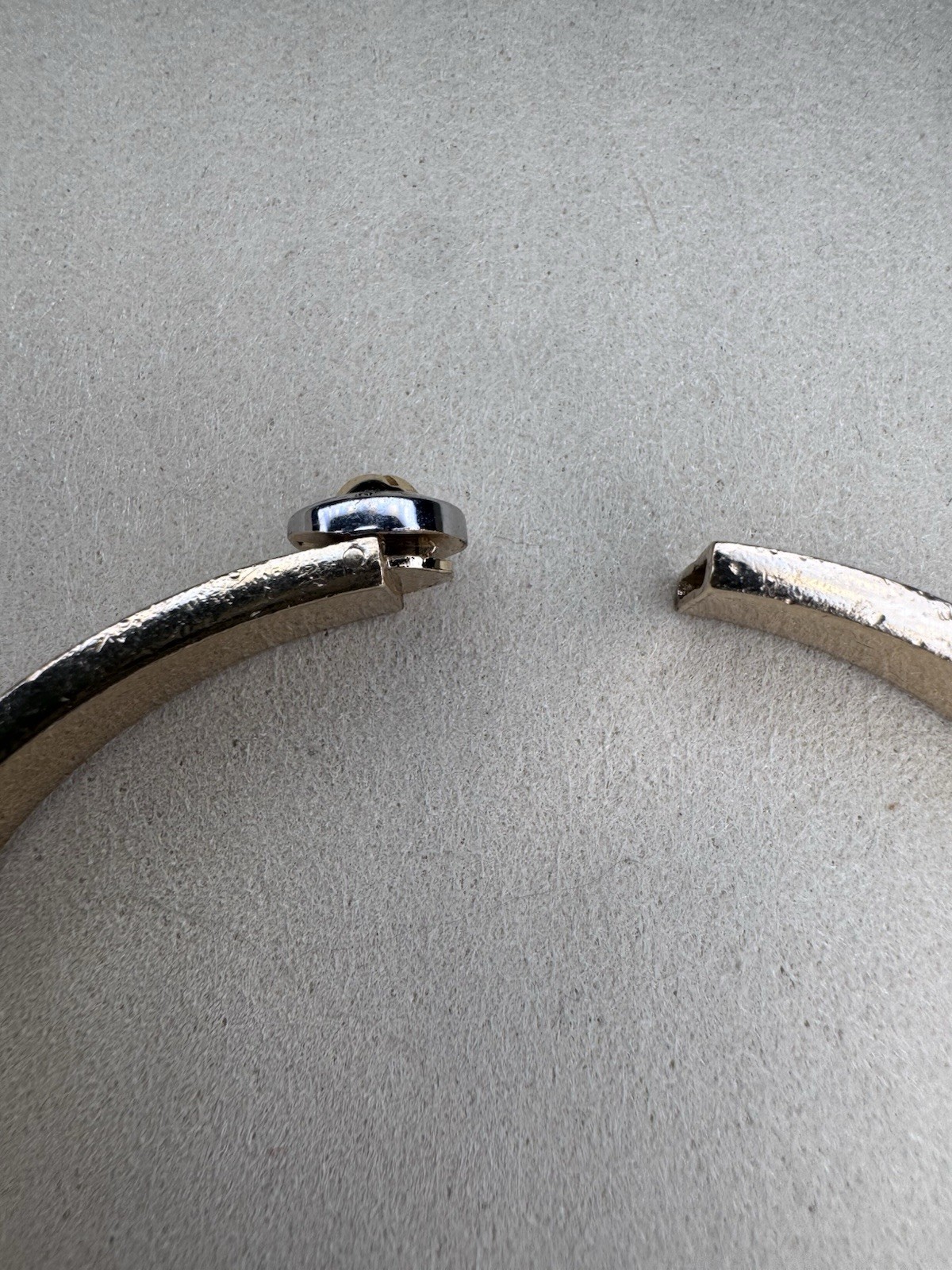 Henri Bendel White Enamel Screw Motif Bangle Bracelet Gold Tone Hinged Designer