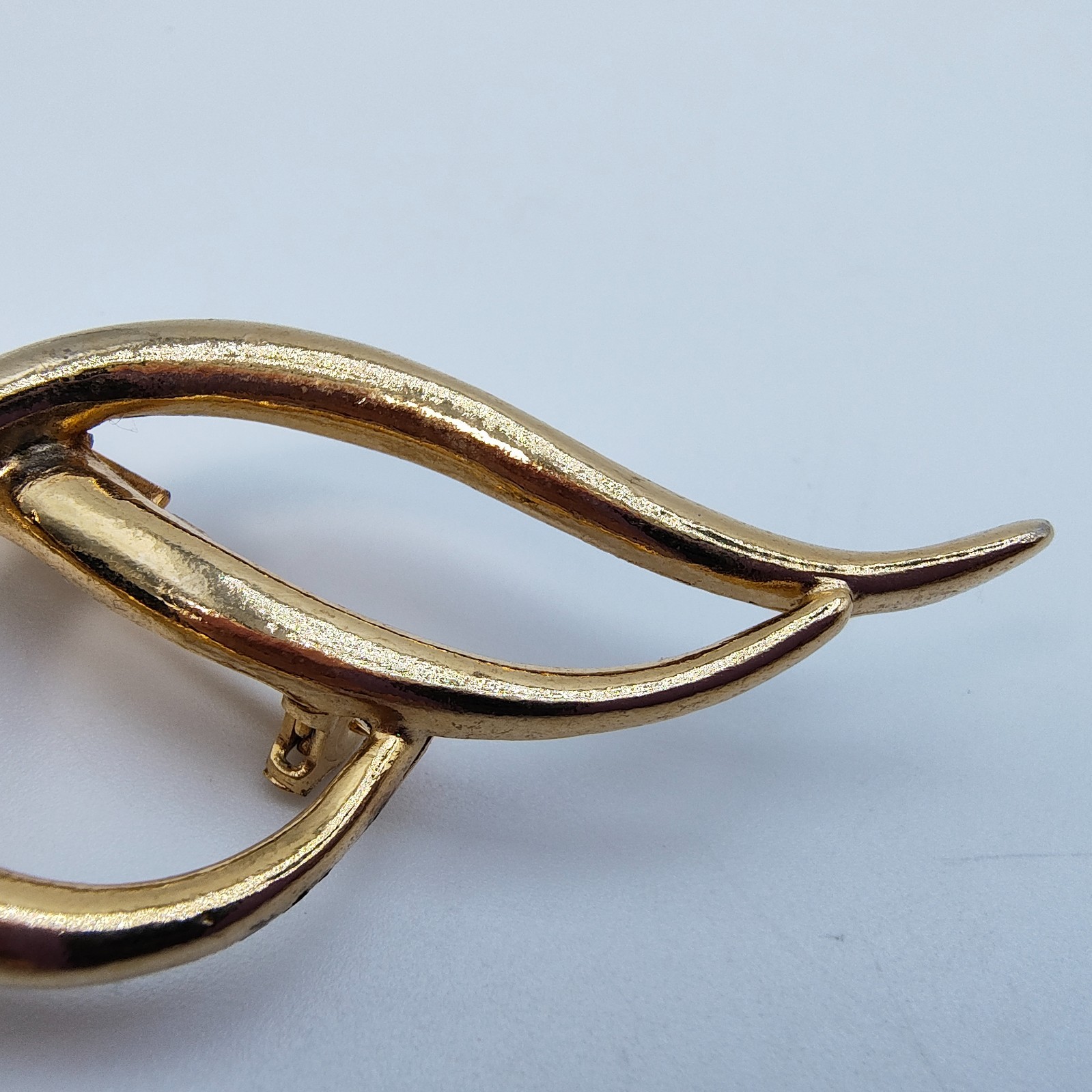 Vintage Piscitelli Modernist Swirl Brooch Gold Tone Abstract Quiet Luxury Signed