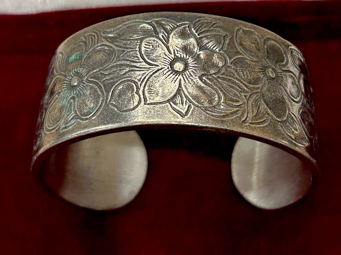 Vtg Salisbury Pewter Etched Floral Violets Pewter Cuff Bracelet “February” Sz M