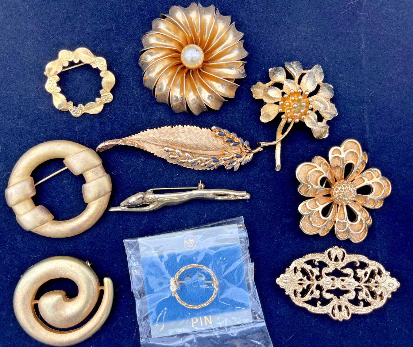 Lot Vintage Brooch and pin Gold Tone Collection Unmarked 60s, 70s or 80s