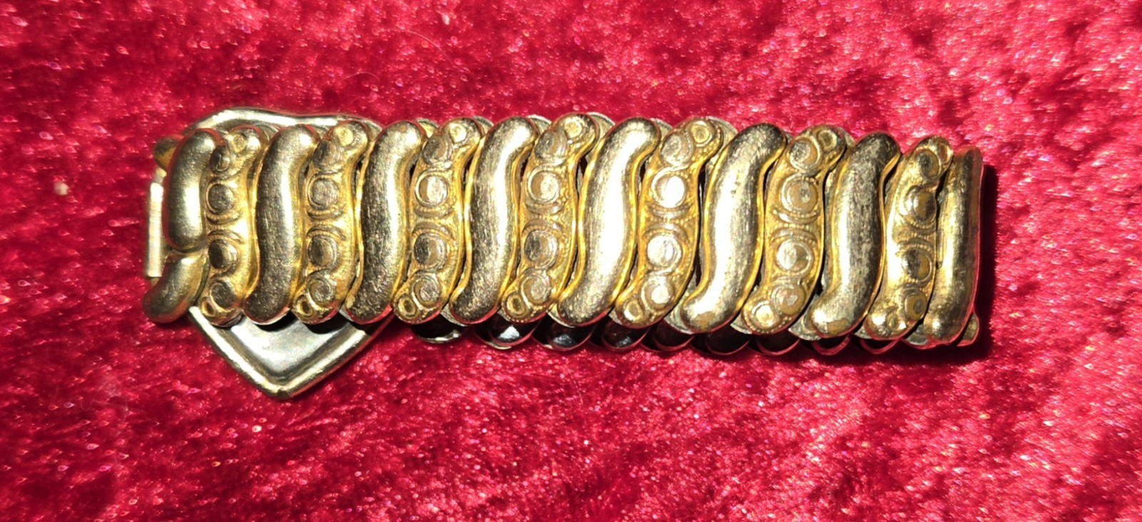 Vintage 1940’s Co-Star sweetheart Heart expanding bracelet excellent condition.