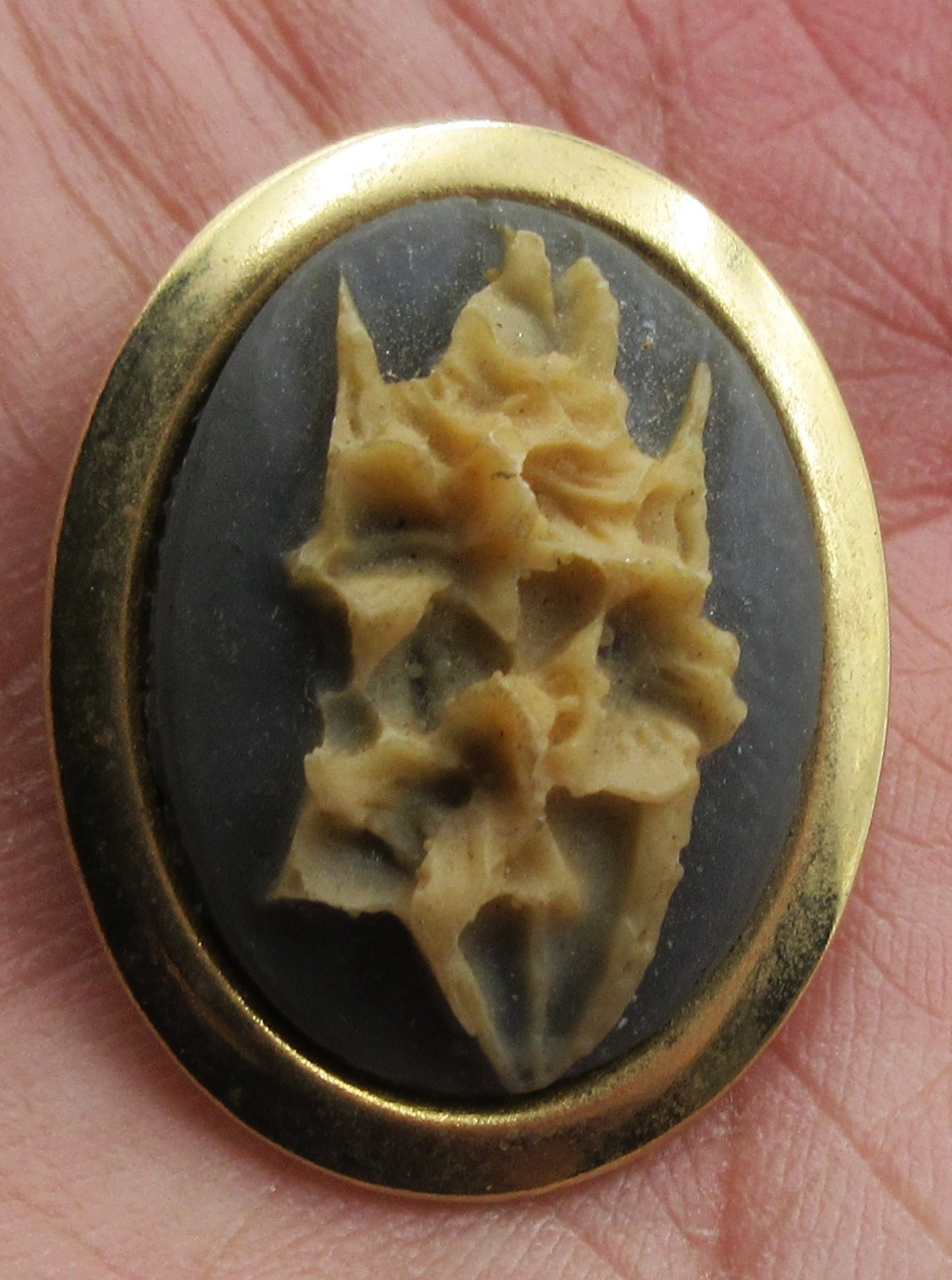 VTG UNUSUAL CELLULOID ? metal geometric 3D Brooch Pin off white black gold tone