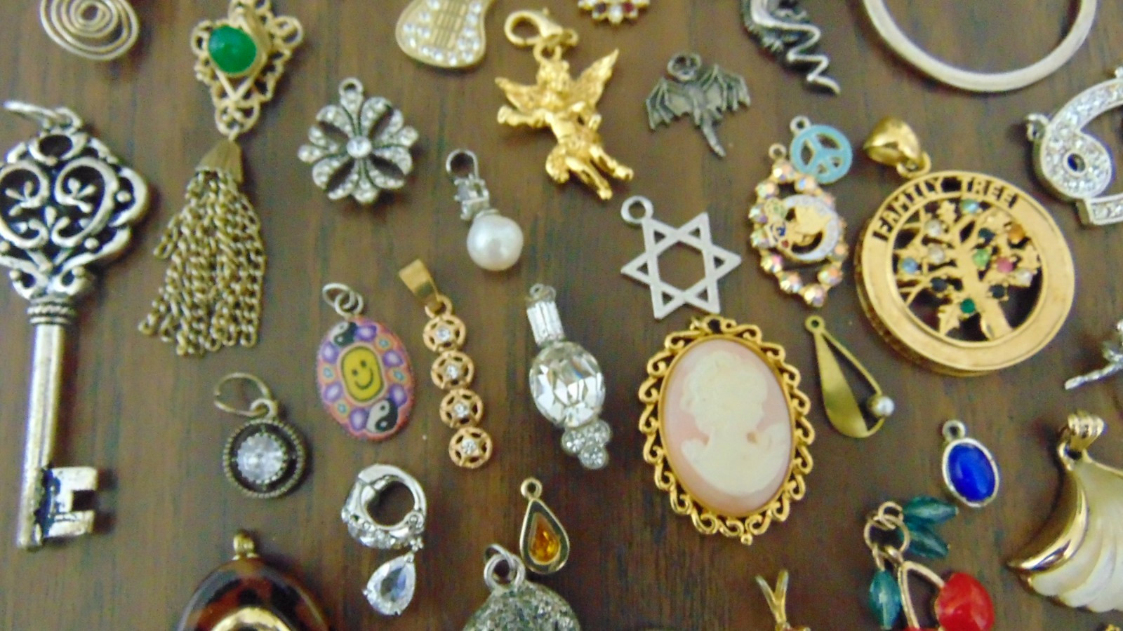 Huge Vtg lot of 141 Estate Pendants & Charms Mixed Materials And Styles