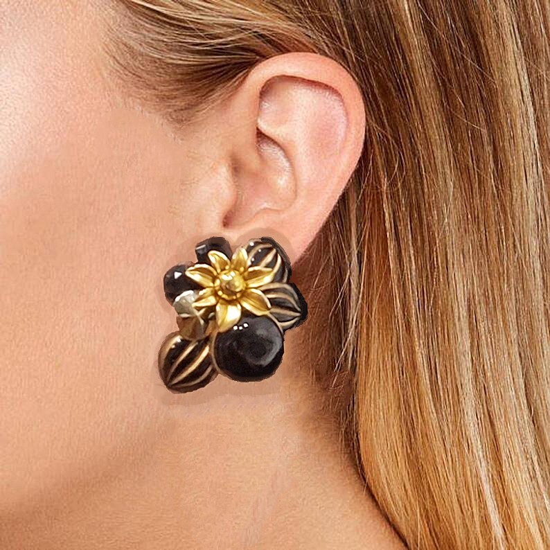 Vtg. Circa 1980s Black and Gold Tone Floral Cluster Clip-On Statement Earrings