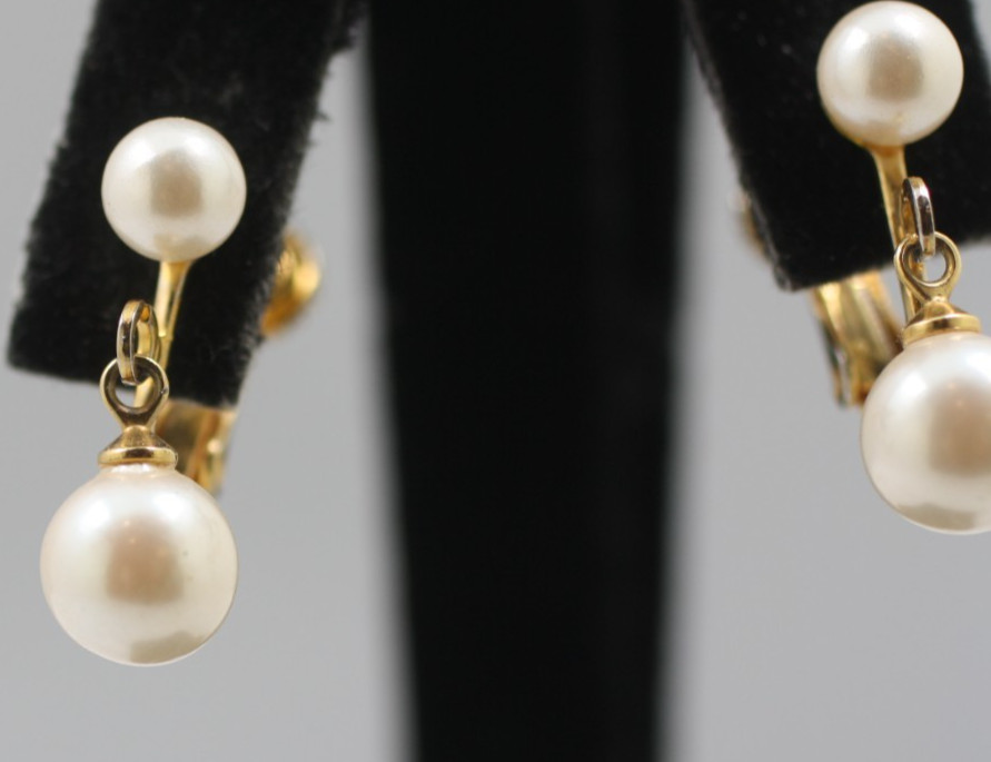 Vintage Marvella Gold Tone cream faux pearl drop dangle ScrewBack clip earrings