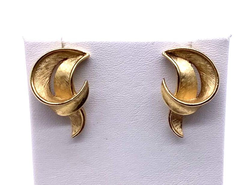 Crown Trifari Swirl Clip On Earrings Retro Brushed Design Gold Tone Finish 376