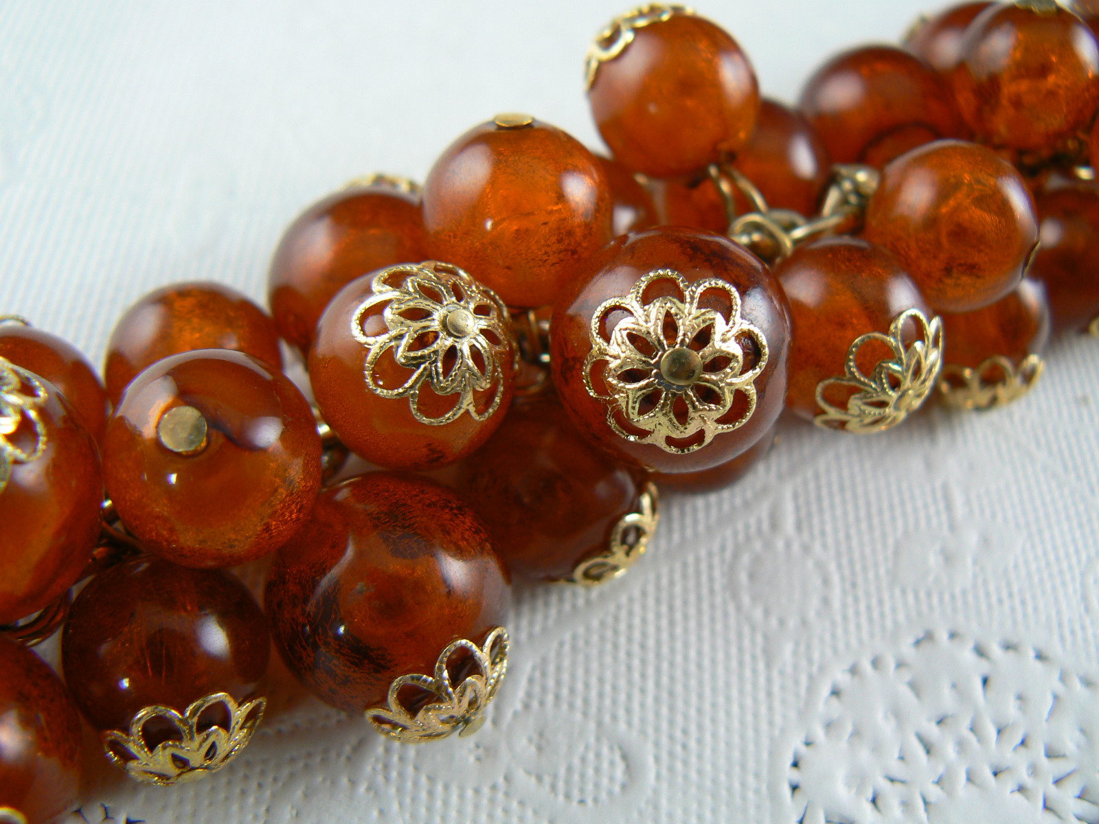 VINTAGE STYLE BRACELET BROWN WITH GOLD TONE ACENTS DANGLING BEADS (C7-24)