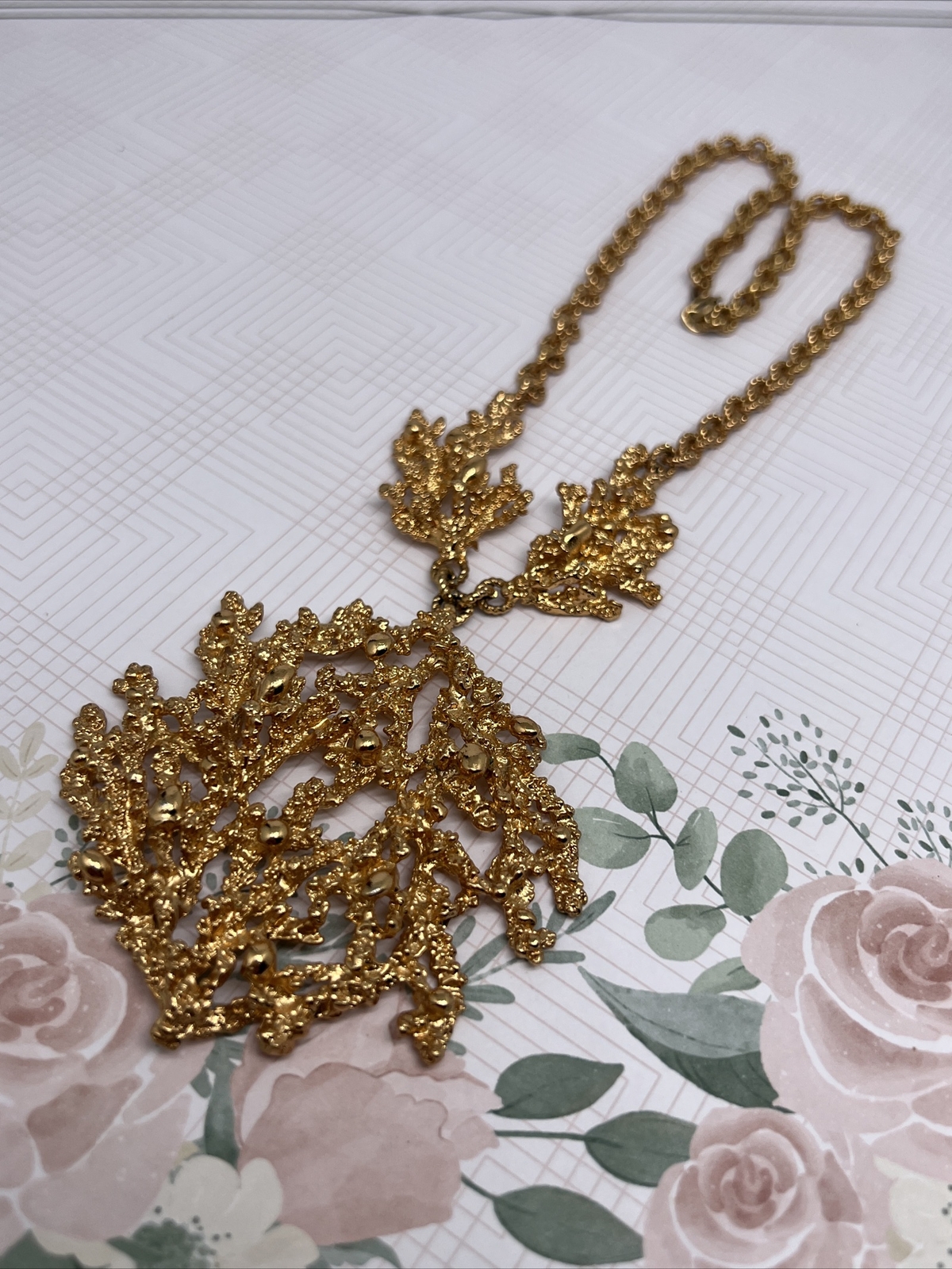 RARE 1971 NAPIER BERTOLLI ‘SCULPTED CORAL’ GOLD-TONE CHAIN PENDANT BOOK PIECE