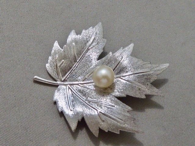 MIKIMOTO SIGNED VINTAGE BRIGHT CLEAN 6.5 MM CULTURED AKOYA PEARLS STERLING PIN