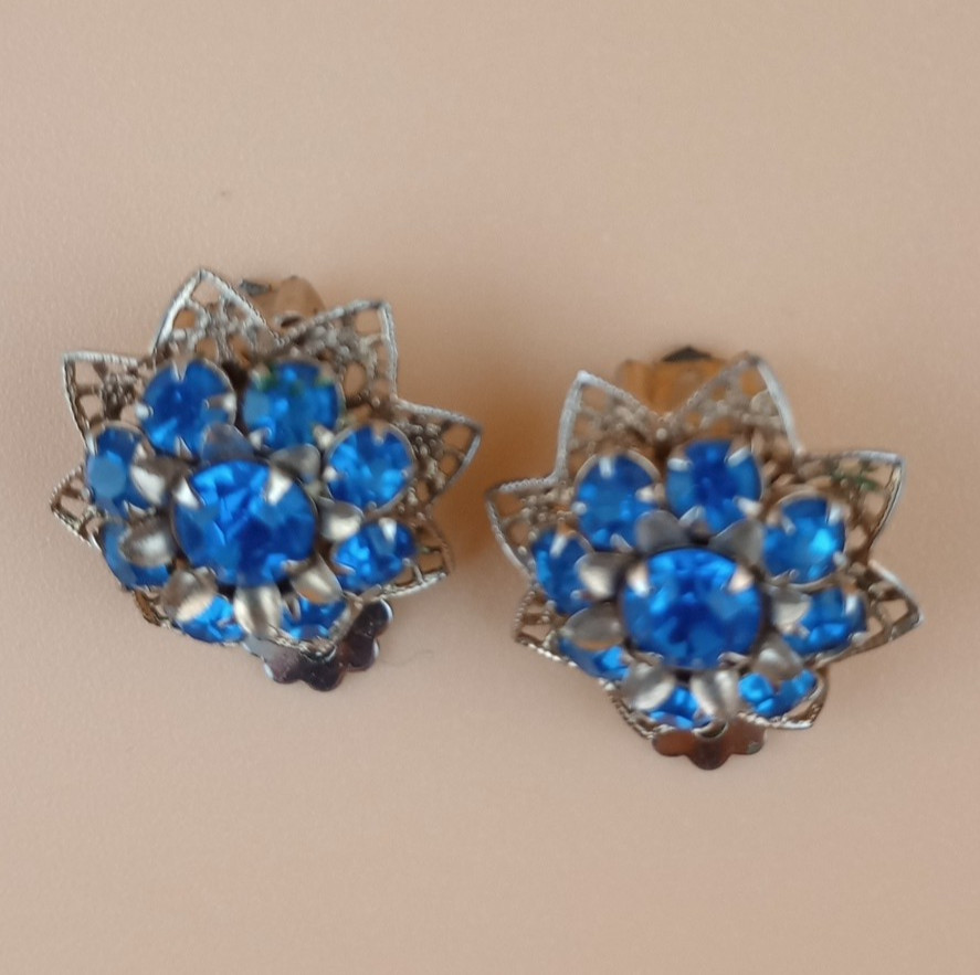 Vintage costume jewelry clip on earrings blue and gold colored metal, work great