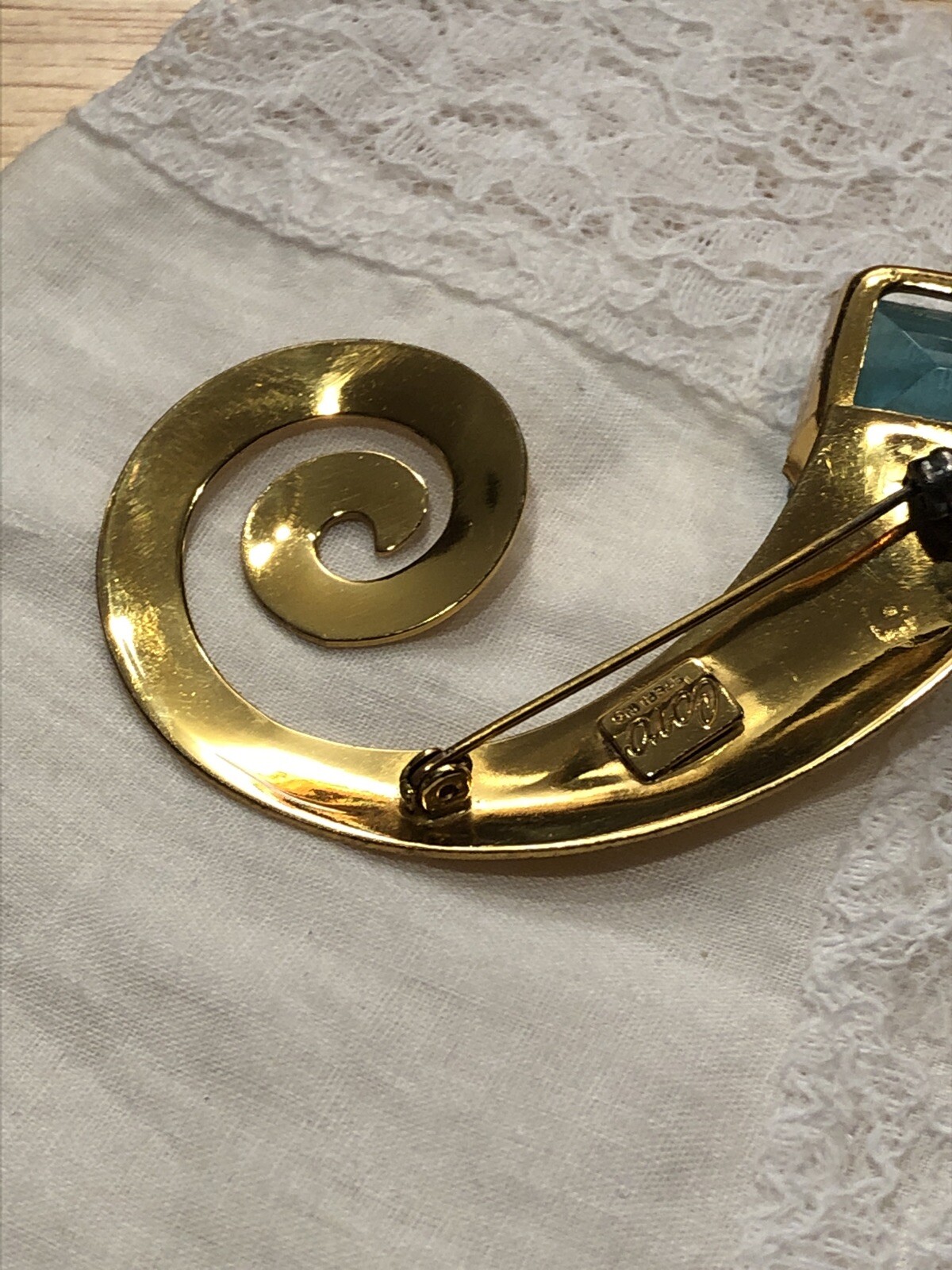 SIGNED CORO VERMEIL/STERLING LARGE AQUA RHINESTONE SWIRL BROOCH- MINTY CONDITION