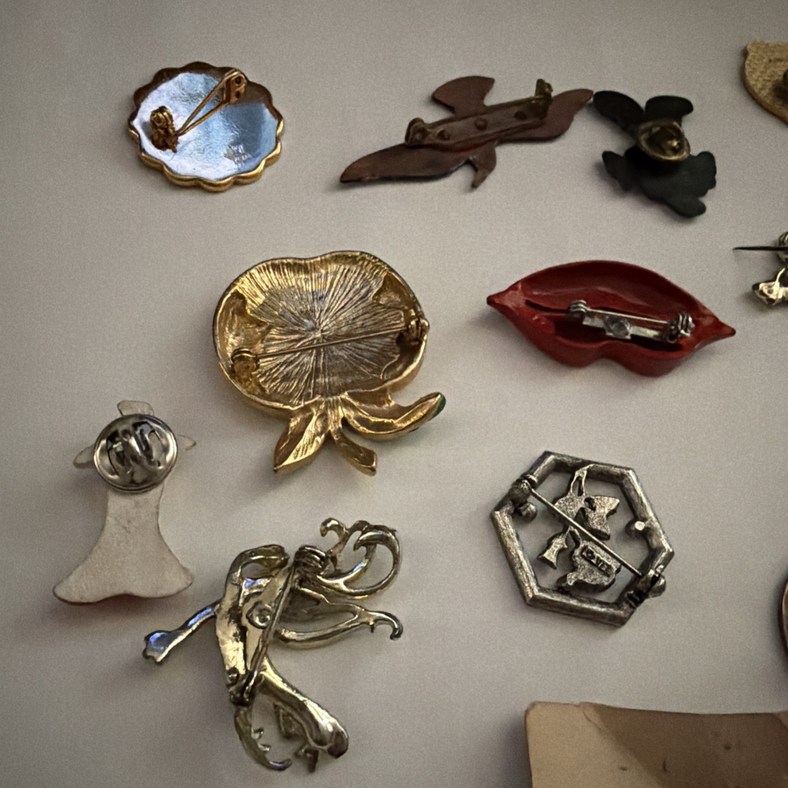 vtg pin lot of 25 collectible rare hard to find horseshoe souvenir Disney apple