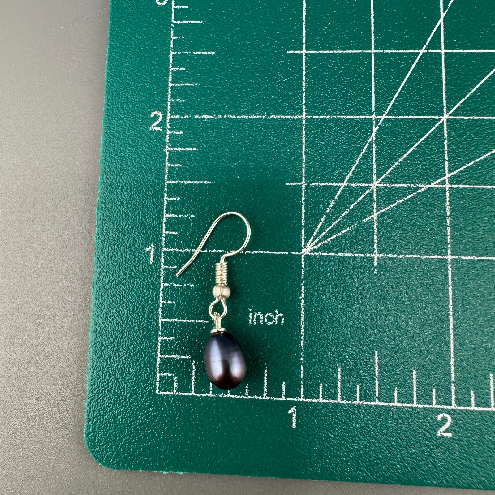 Vintage Black Tahitian Pearl Earrings Oil Slick Dangle Silvertone Purple Peacock